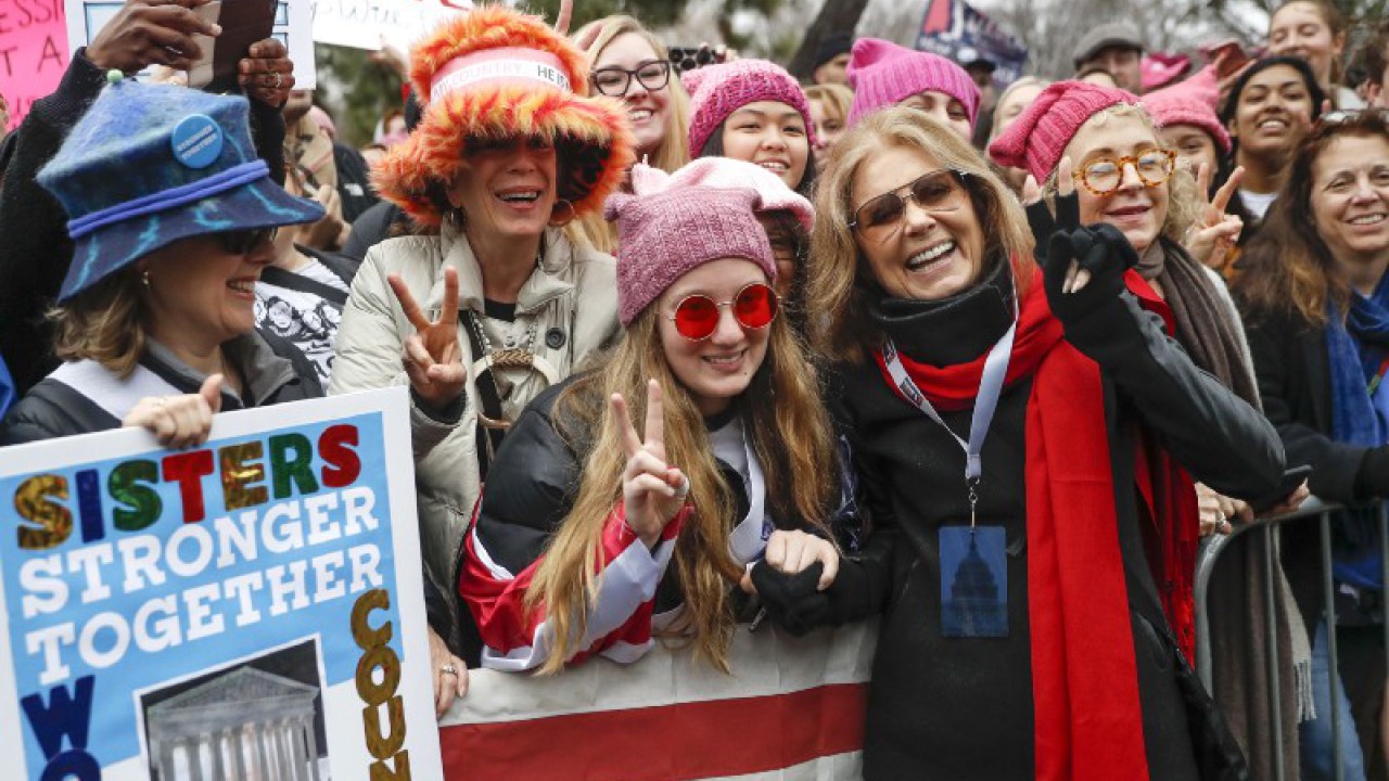 GLORIA STEINEM, CENTER RIGHT, GREETS PROTESTERS AT THE BARRICADES BEFORE SPEAKING AT THE WOMEN’S MARCH ON WASHINGTON DURING THE FIRST FULL DAY OF DONALD TRUMP’S PRESIDENCY, SATURDAY, JAN. 21, 2017 IN WASHINGTON. CREDIT: AP PHOTO/JOHN MINCHILLO