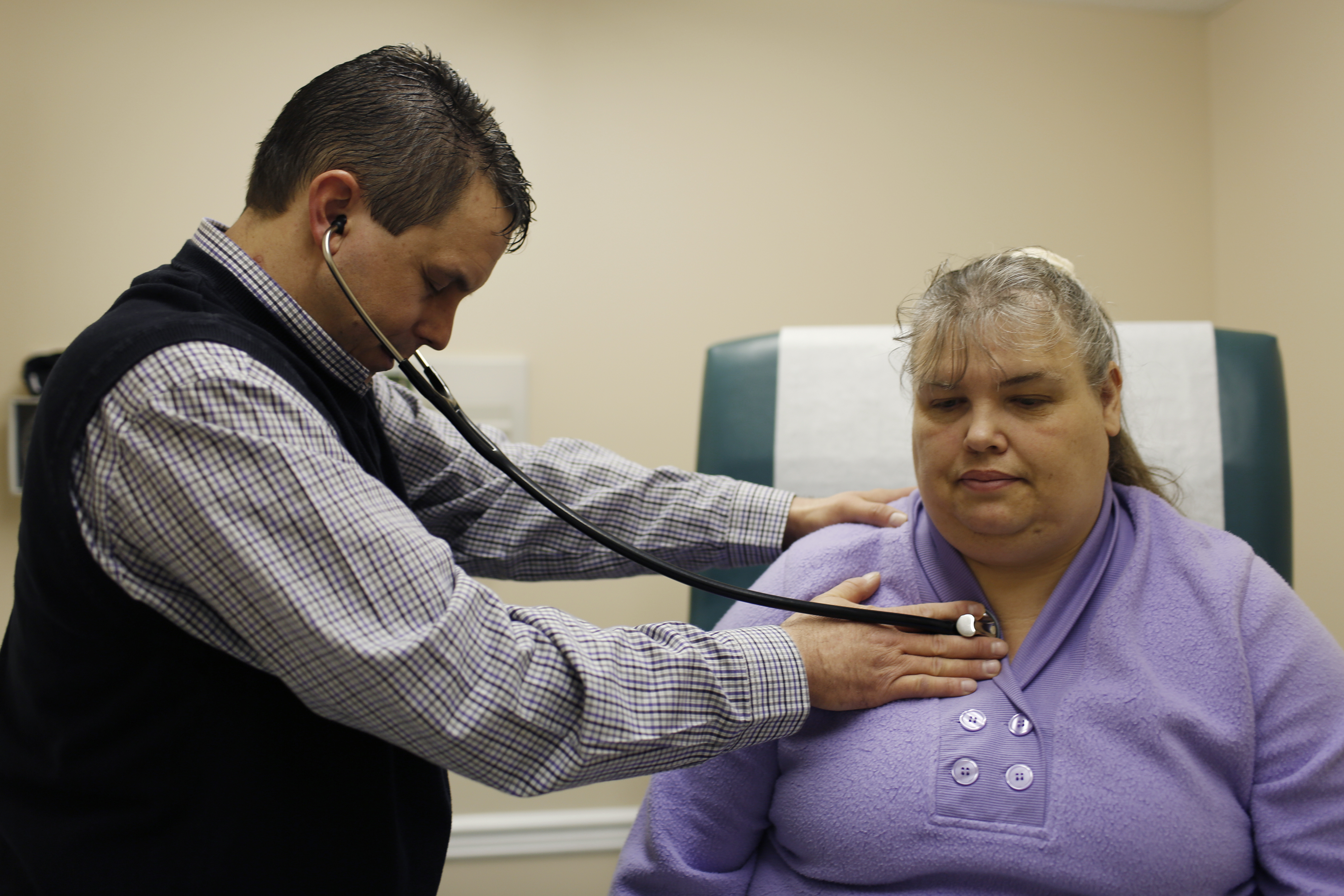Dr. Derrick Hamilton listens to Breathitt County resident Mary Blair's heartbeat during her appointment at the Breathitt County Family Health Center on Tuesday, January 21, 2014 in Jackson, Ky.
(CREDIT: Luke Sharrett/For The Washington Post via Getty Images)