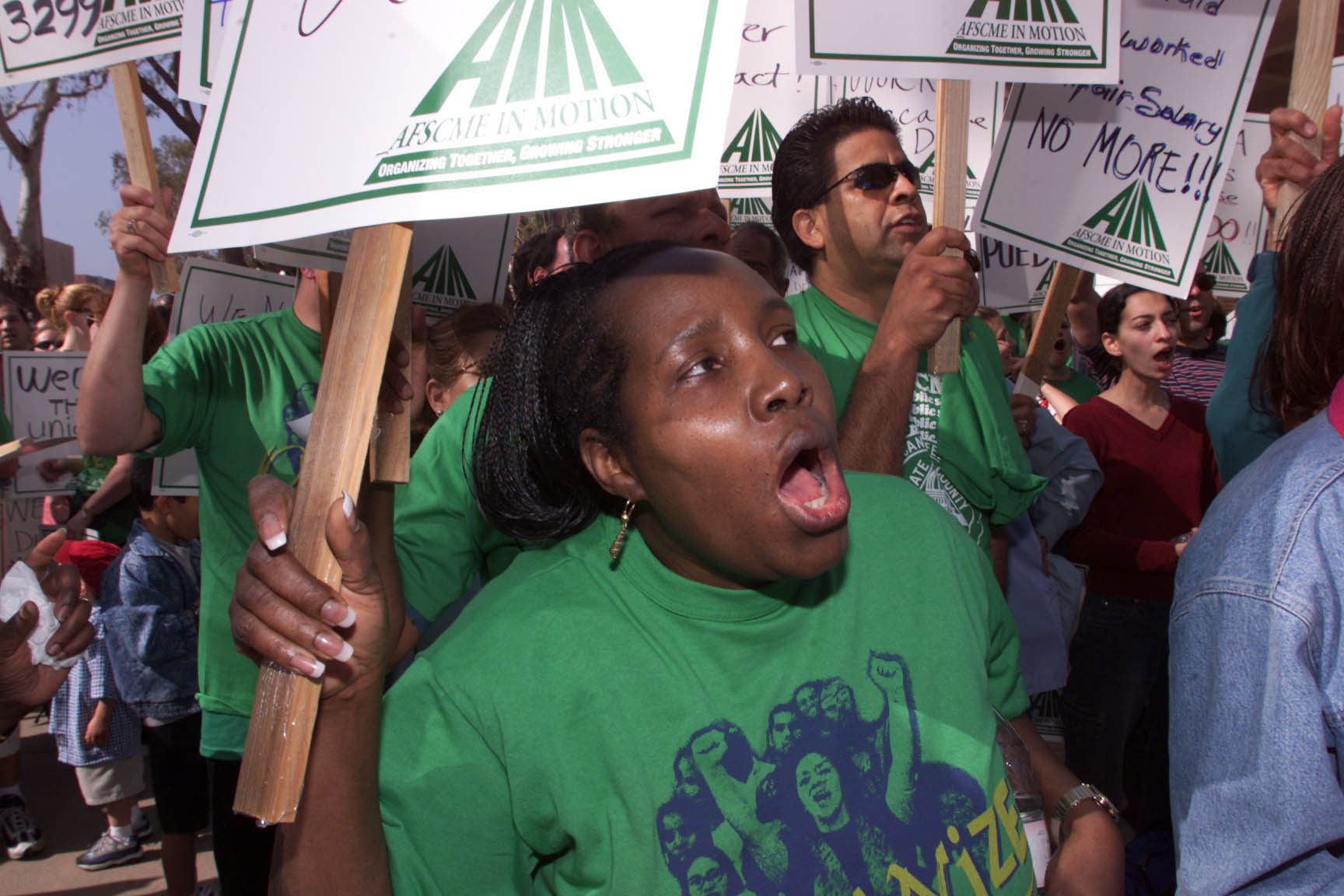 Pro-union protesters march outside UCLA Medical Center in 2001.(CREDIT: Al Seib/Los Angeles Times via Getty Images)