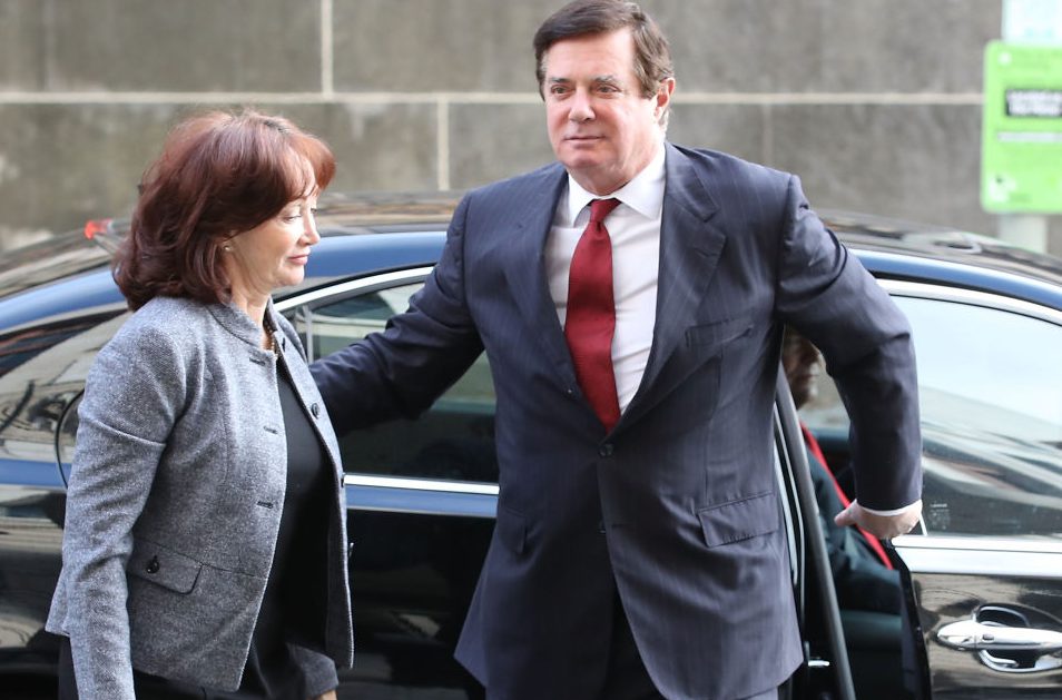 Former Trump campaign manager Paul Manafort and his wife Kathleen arrive at the Prettyman Federal Courthouse for a bail hearing November 6, 2017 in Washington, D.C. (CREDIT: Mark Wilson/Getty Images)