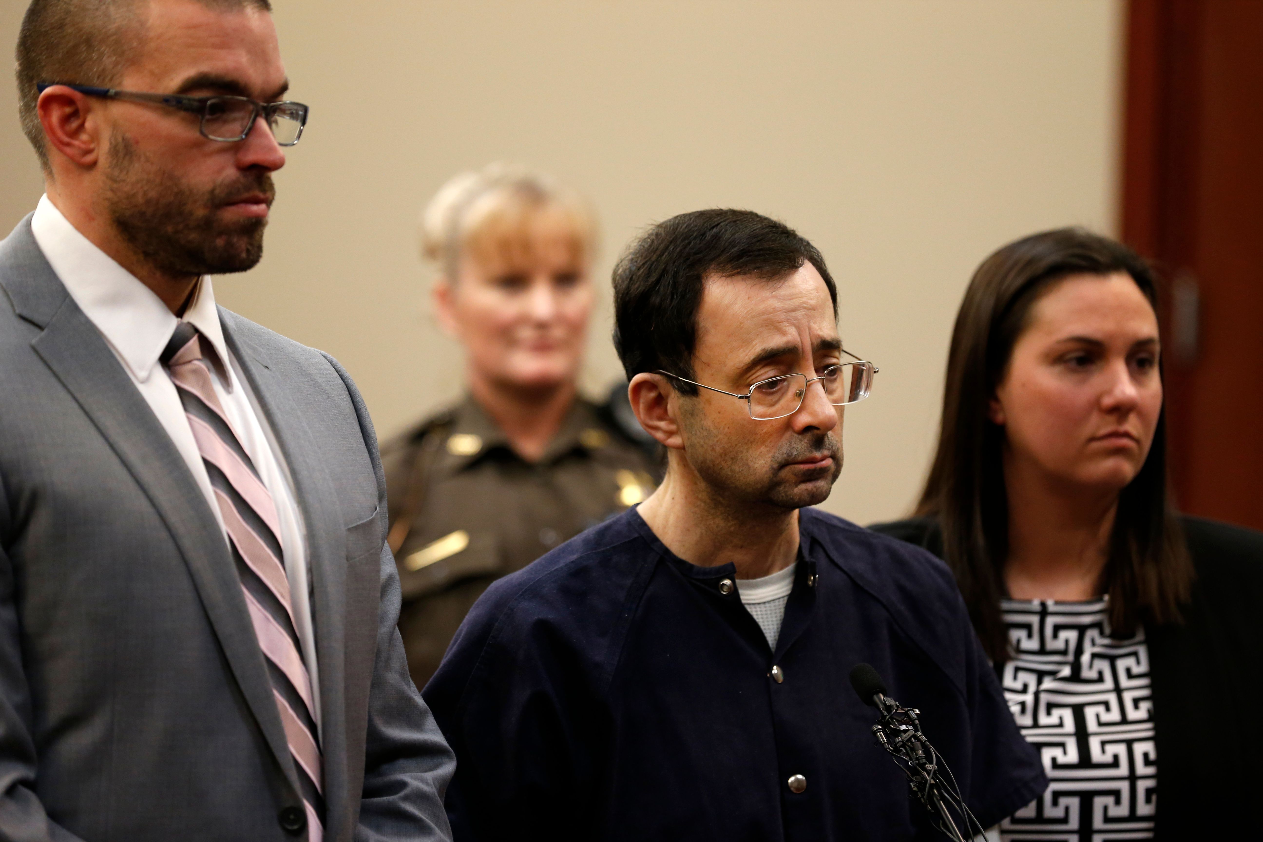 Former Michigan State University and USA Gymnastics doctor Larry Nassar (C) with defense attorneys Matt Newberg (L) and Molly Blythe (R) during the sentencing phase in Ingham County Circuit Court,.
GETTY IMAGES / AFP PHOTO / JEFF KOWALSKY