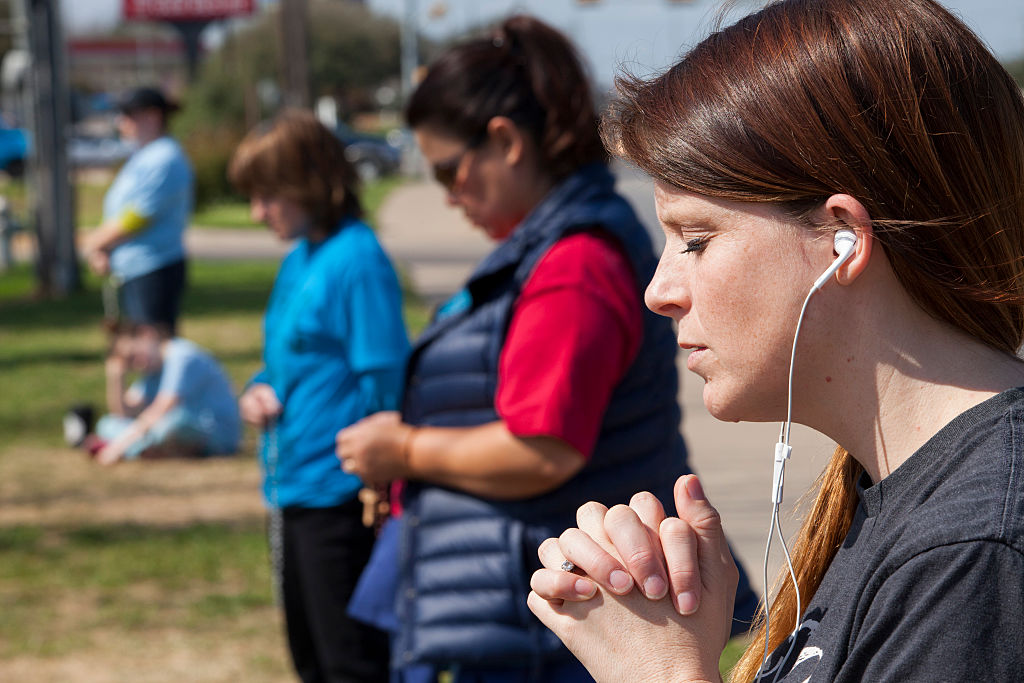 Anti-abortion activists, including Megan Copeland (r.), pray outside a Planned Parenthood clinic that offers abortions, on February 22, 2016 in Austin, Texas. CREDIT: Melanie Stetson Freeman/The Christian Science Monitor via Getty Images