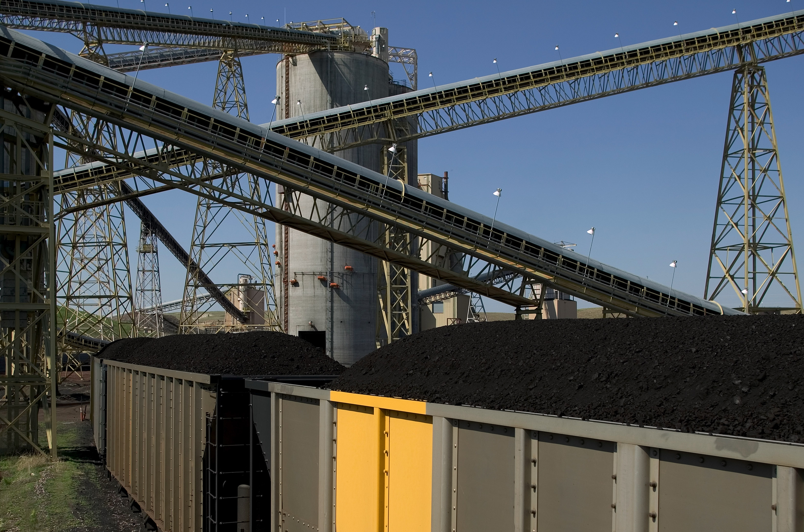 A 133 car coal train moves slowly as it's loaded at the Buckskin Coal Mine, 12 miles north of Gillette, Wyoming, (CREDIT: Robert Nickelsberg/Getty Images)