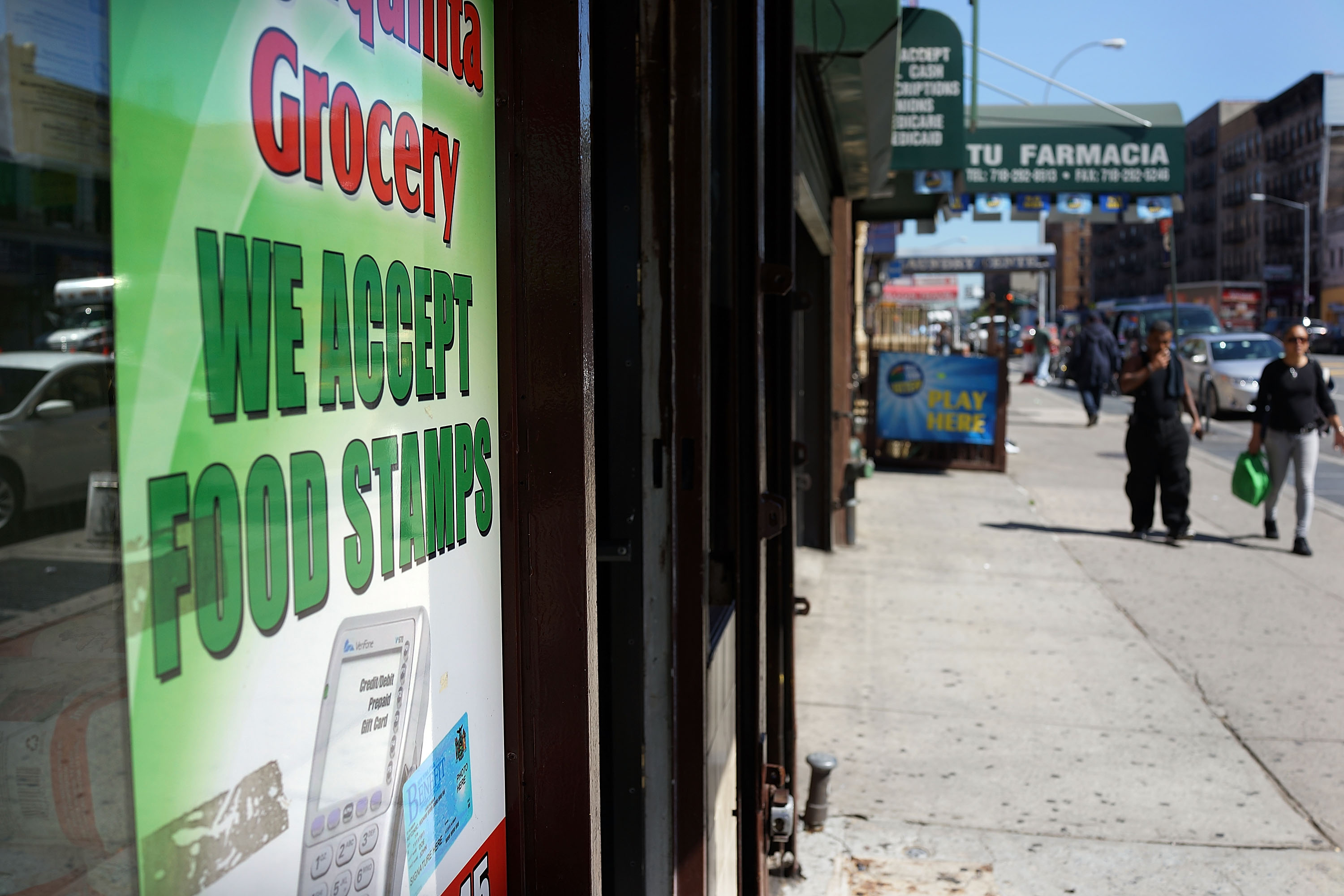 A grocery store advertises that they accept food stamps. (CREDIT: Spencer Platt/Getty Images)