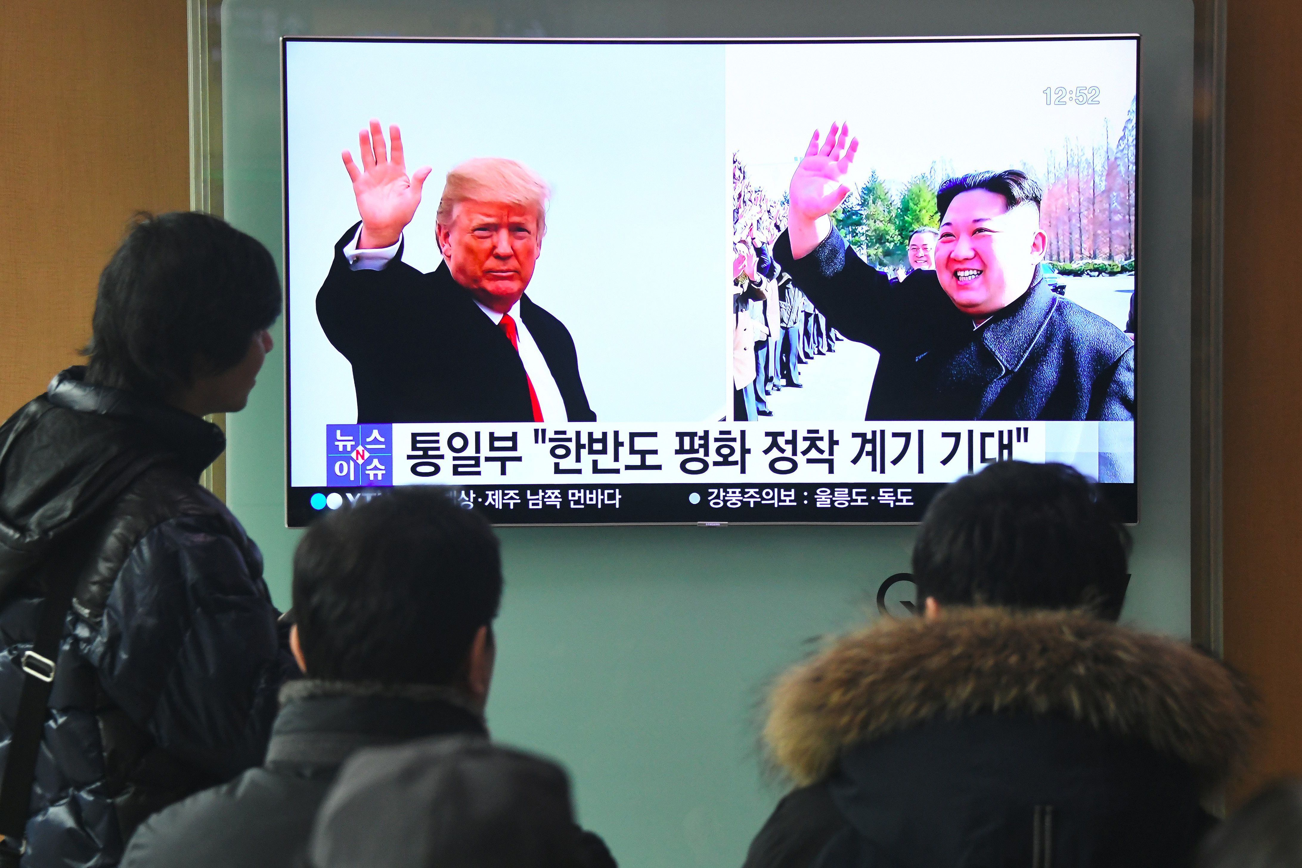 People watch a television news report showing pictures of US President Donald Trump (L) and North Korean leader Kim Jong Un at a railway station in Seoul on March 9, 2018.
(CREDIT: JUNG YEON-JE/AFP/Getty Images)