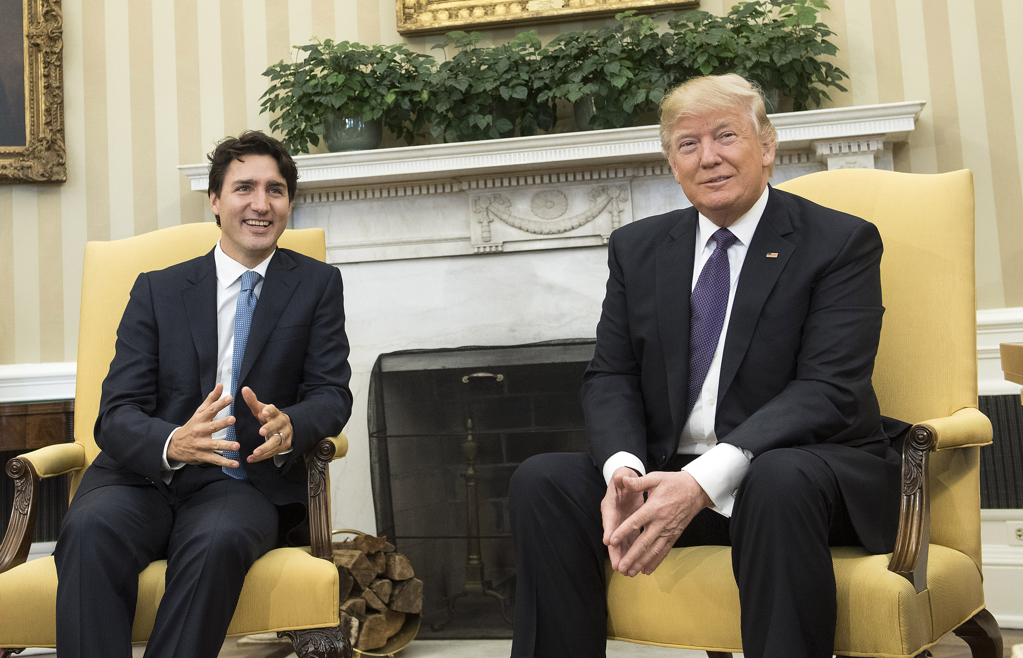 WASHINGTON, DC - FEBRUARY 13: (AFP OUT) U.S. President Donald Trump (R) meets with Prime Minister Justin Trudeau of Canada in the Oval Office.(Photo by Kevin Dietsch-Pool/Getty Images)