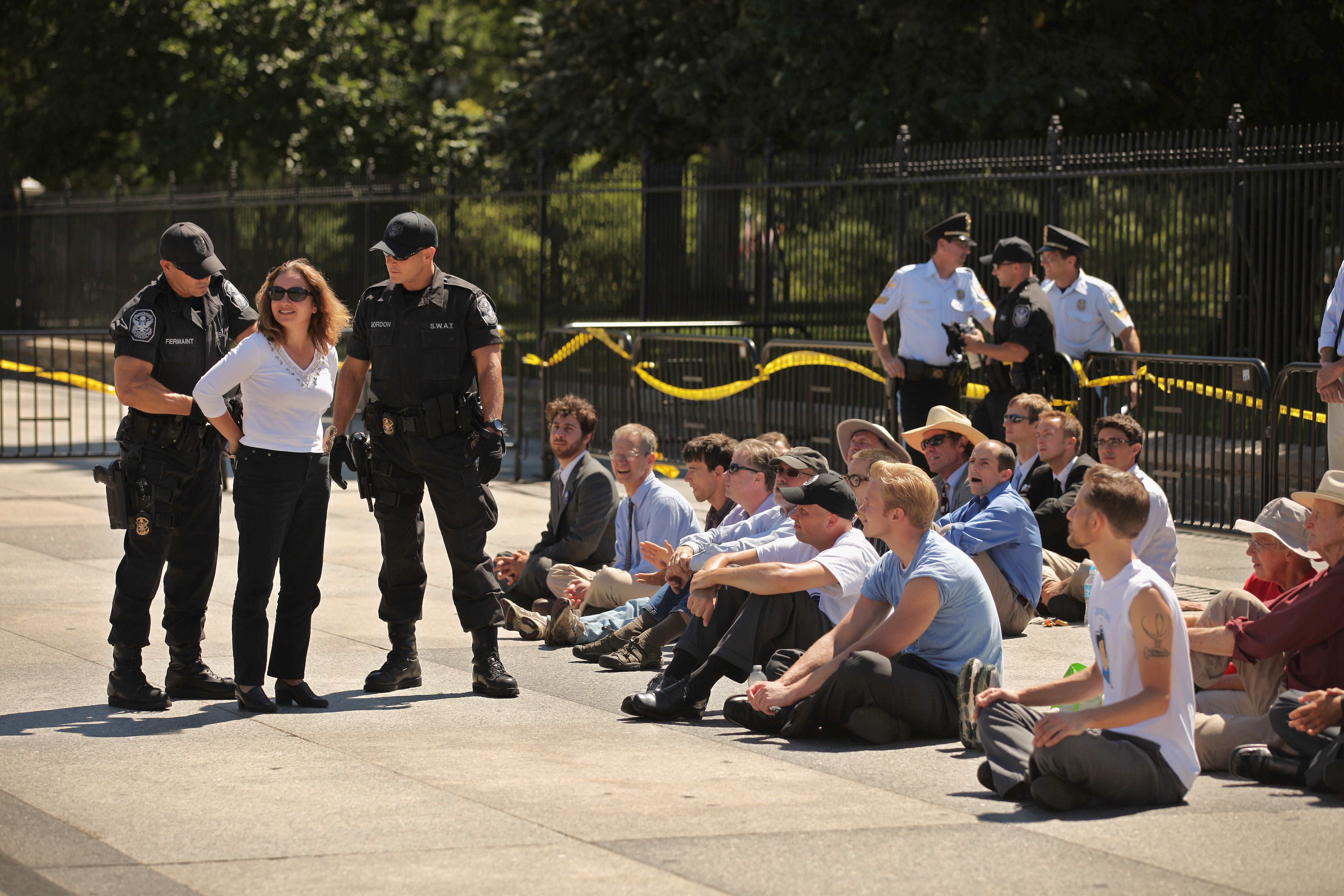U.S. Park Police officers arrest a group of about 40 demonstrators, protesting a tar sands pipeline, in front of the White House on August 22, 2011(CREDIT: Chip Somodevilla/Getty Images)