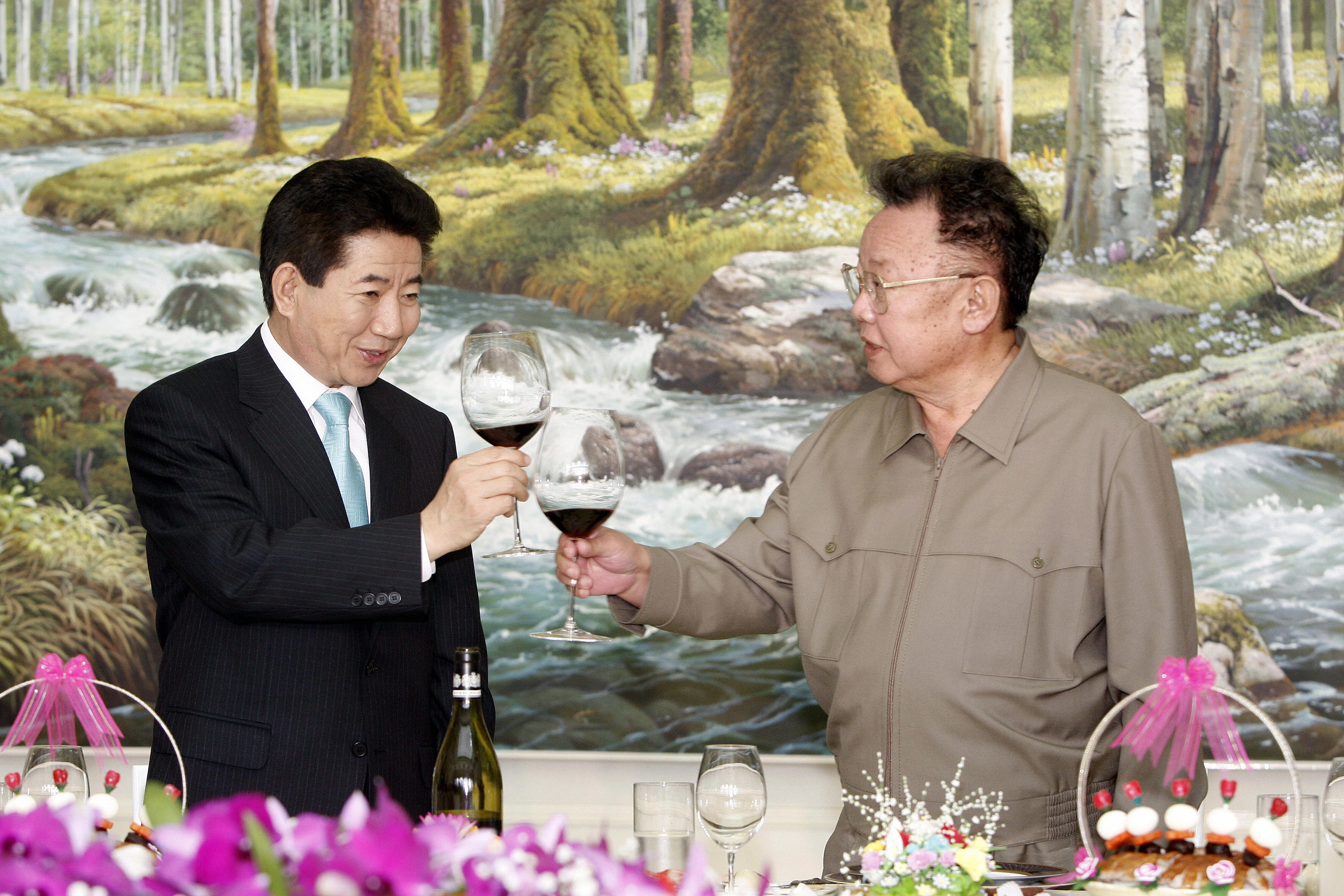 South Korean President Roh Moo-Hyun (L) and North Korean Leader Kim Jong-Il toast after signing the peace declaration during the two Korea Summit in Pyongyang, North Korea, 04 October 2007. (CREDIT: STR/AFP/Getty Images)