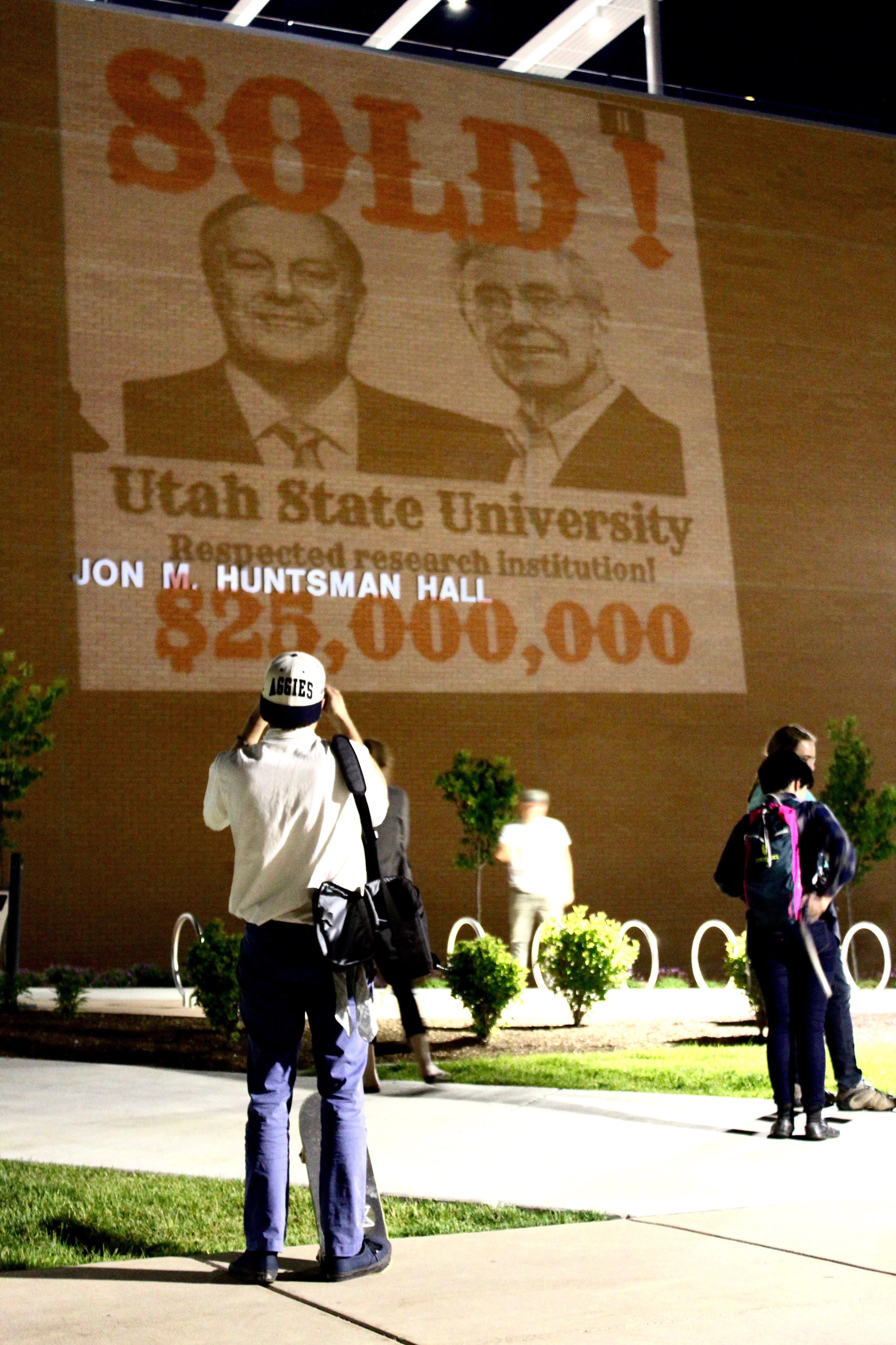 UTAH STATE UNIVERSITY STUDENTS PROJECT a MESSAGE ON the SIDE OF the Jon Huntsman School of BUSINESS building at Utah State University in June 2017. CREDIT: UNKOCH MY CAMPUS/GREENPEACE