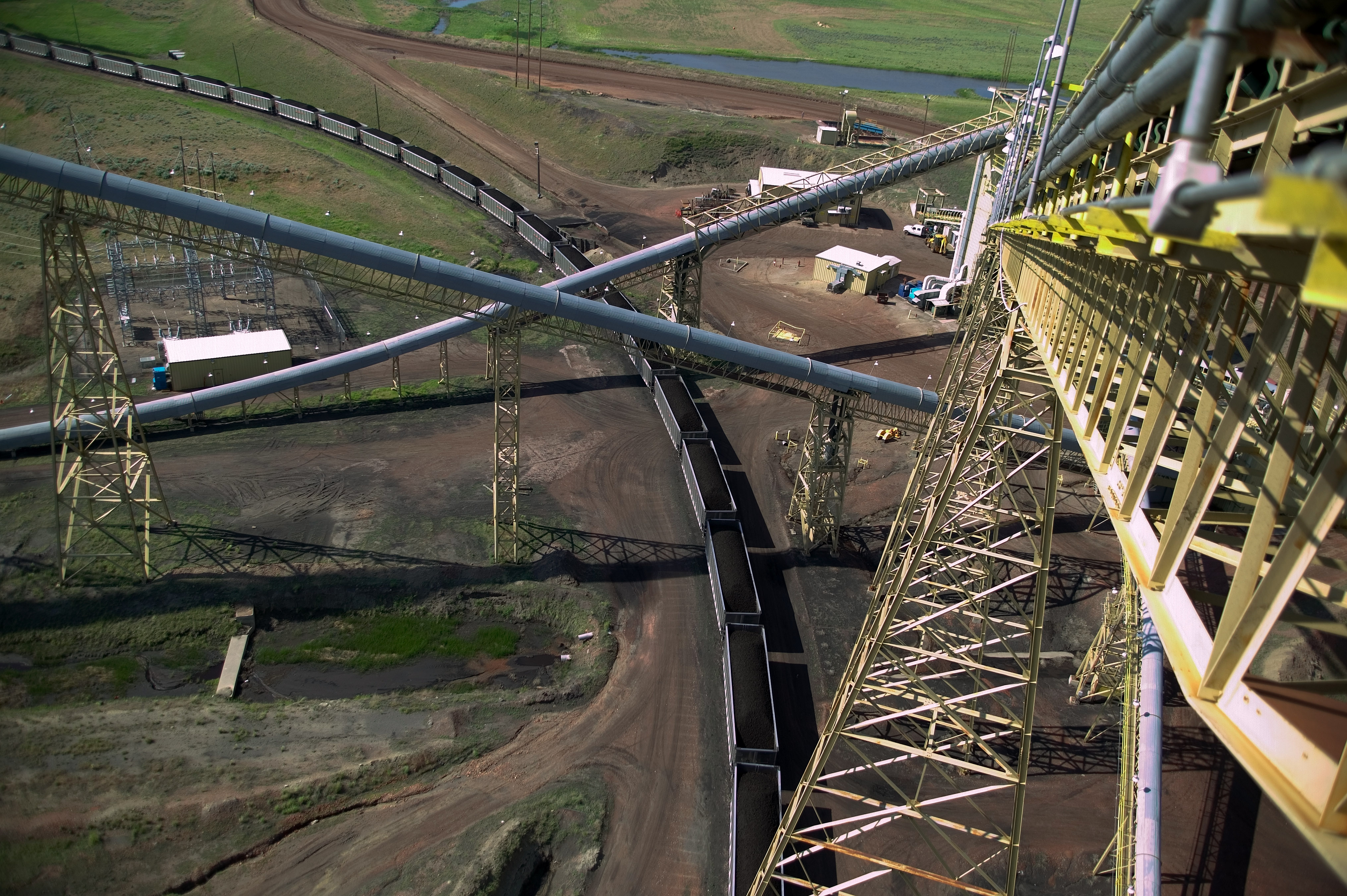 A coal train is loaded with coal from the Powder River Basin in Wyoming. (CREDIT: Robert Nickelsberg/Getty Images)