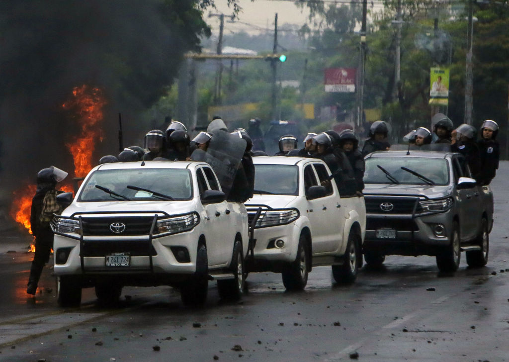 Riot police arrive to crack down on a protest by engineering students in Managua on May 28, 2018. (Photo by INTI OCON / AFP)