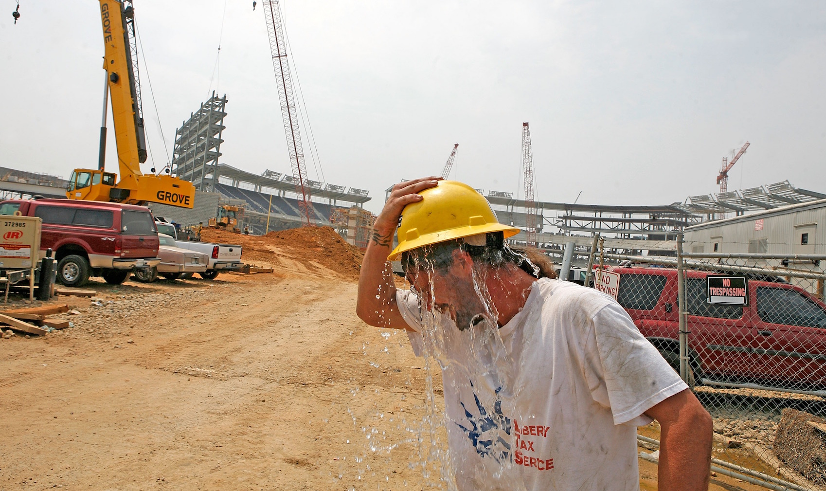During major heat wave, a construction worker dumps water from his hard hat over his head in Washington, DC, July 2007. CREDIT: Mark Wilson/Getty Images