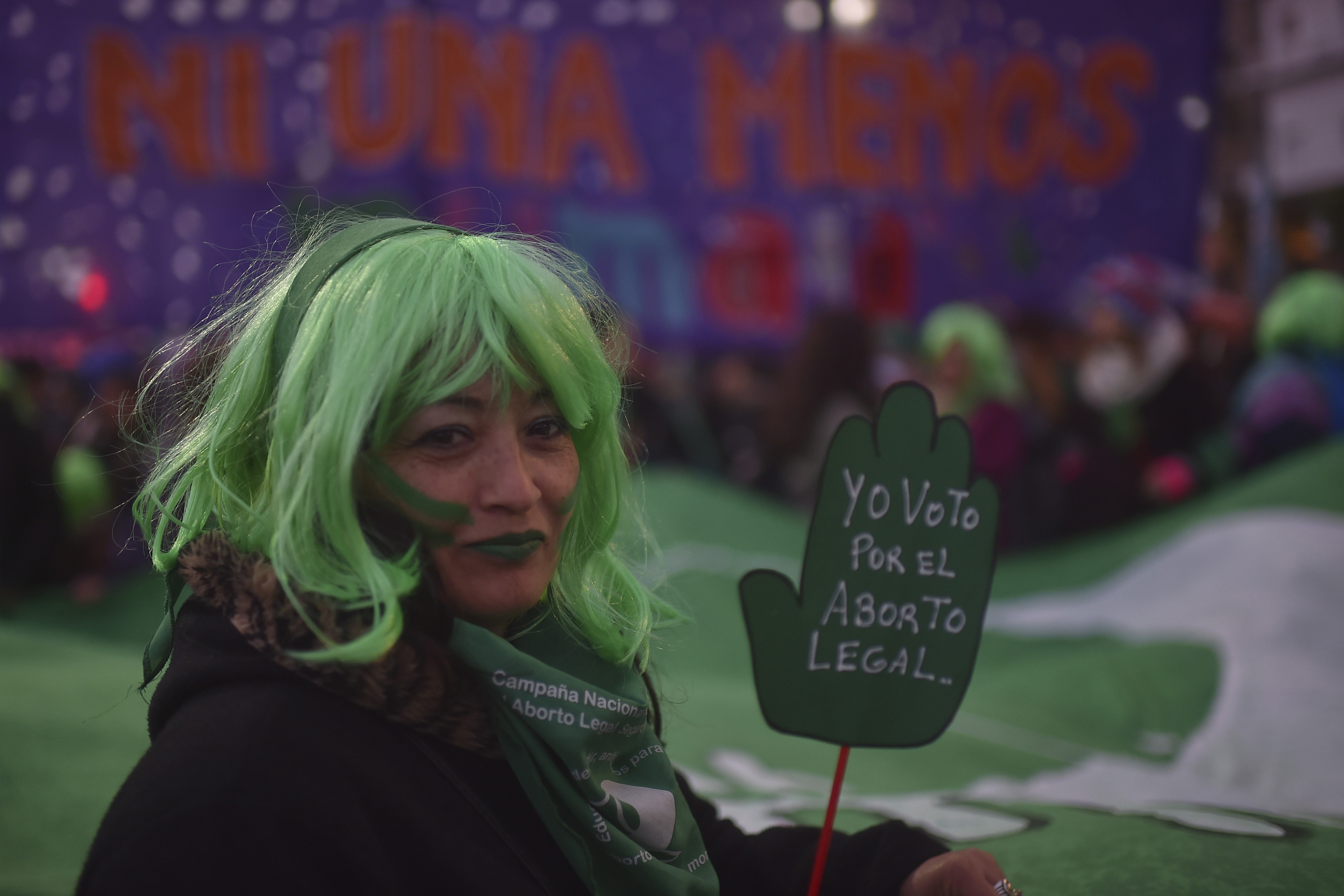 BUENOS AIRES, JUNE 04: A woman shows a sign that reads 'I vote in favour of legal abortion' during a protest as part of the 'Not One Less' (Ni Una Menos) movement demanding legal abortion on June 04, 2018 in Buenos Aires, Argentina. (Photo by Patrick Haar/Getty Images)