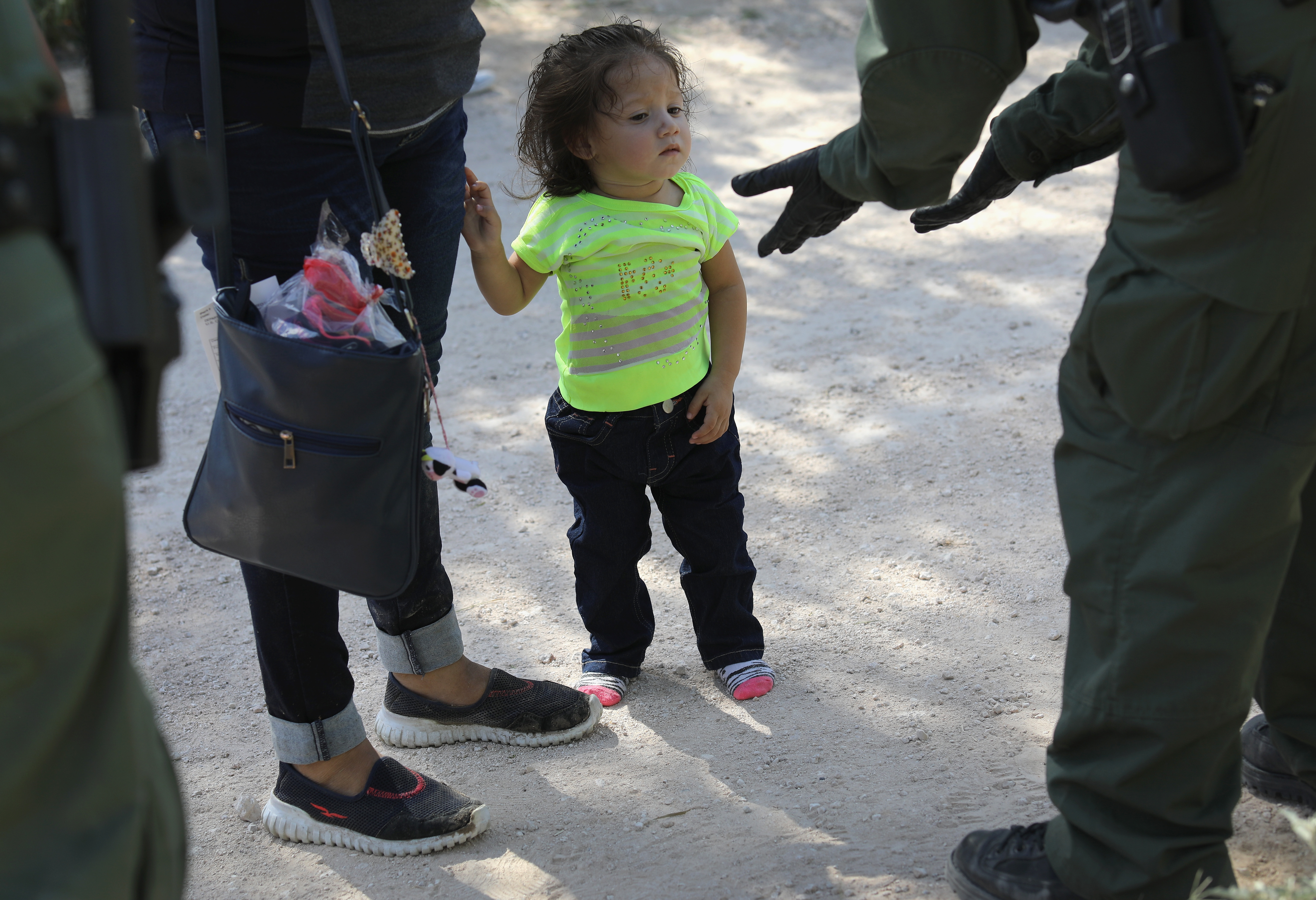 U.S. Border Patrol agents take Central American asylum seekers into custody on June 12, 2018 near McAllen, Texas. (CREDIT: John Moore/Getty Images)