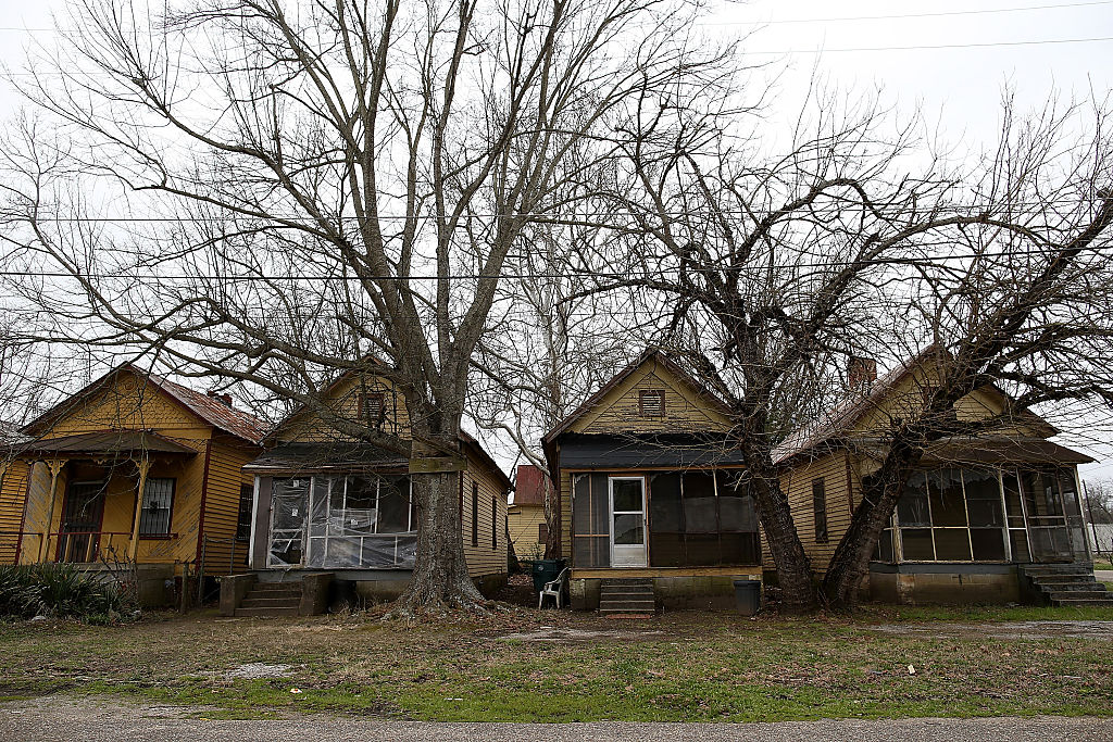 A row of run down homes in Selma, Alabama. (Credit: Justin Sullivan/Getty Images)