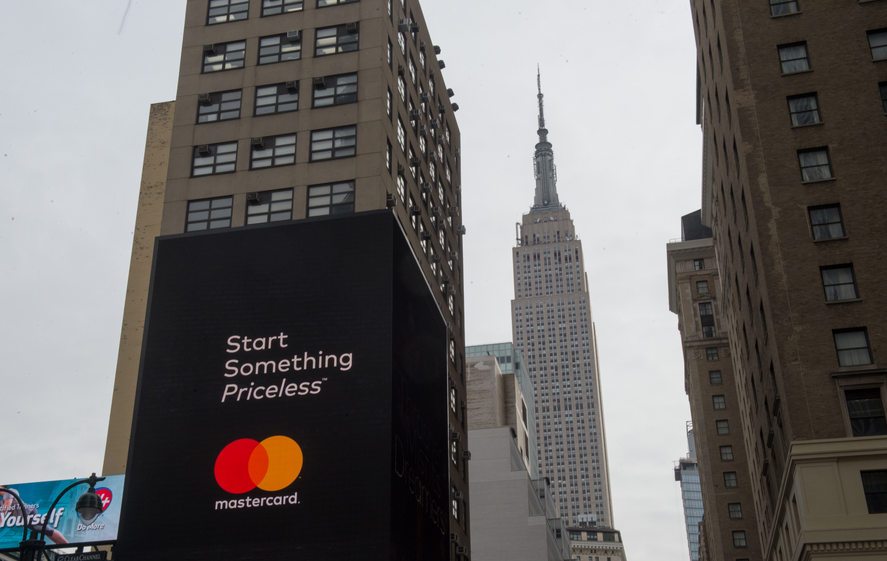 CEOs are using corporate share buybacks to enrich themselves, as worker wages remain stagnant. (PHOTO Credit: AFP PHOTO / Bryan R. Smith)