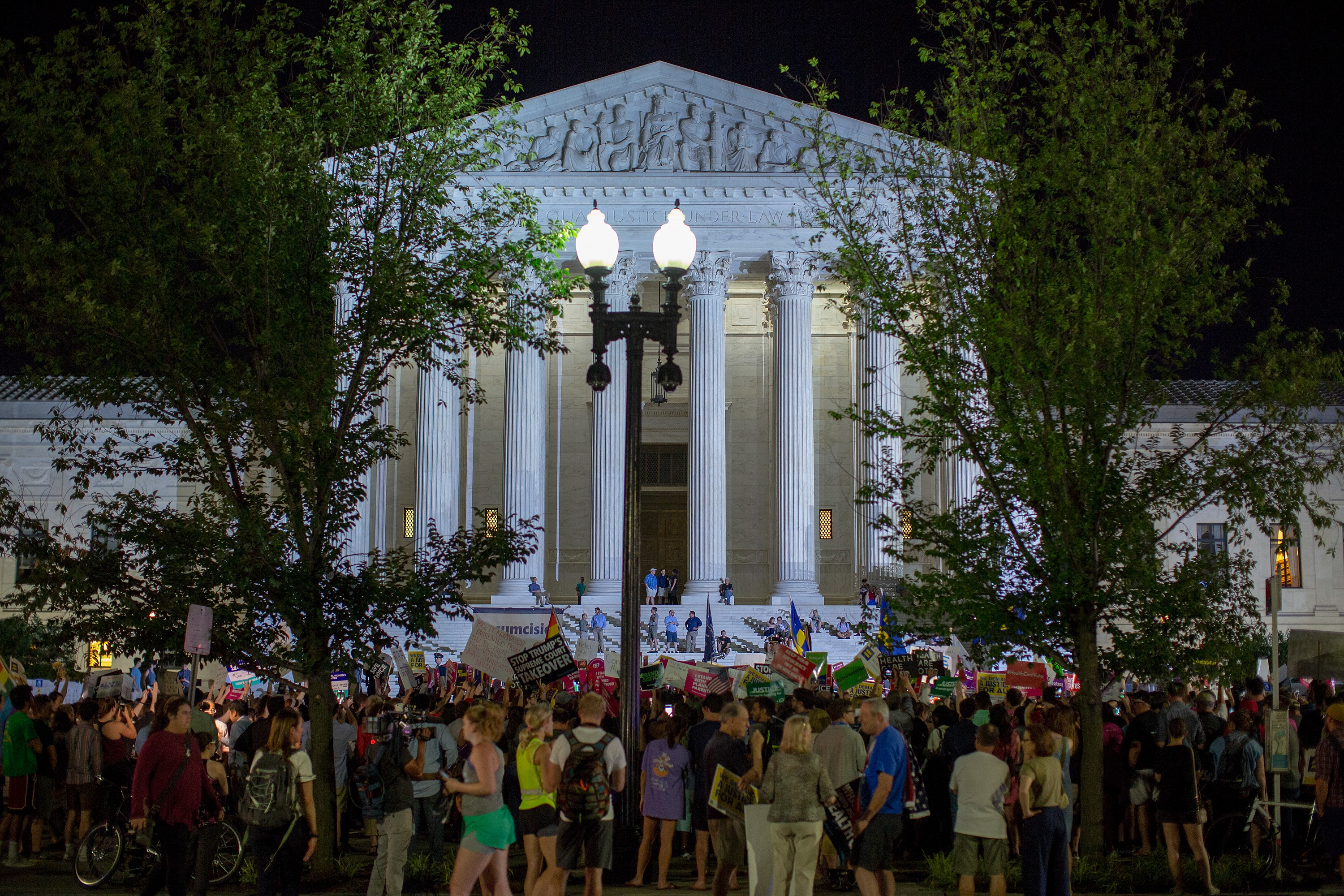 Voters are more likely to support senators who back pro-choice Supreme Court justices than those who don't, a new survey shows. ABOVE:
Pro-choice and anti-abortion protesters demonstrate in front of the U.S. Supreme Court on July 9, 2018 in Washington, D.C. (PHOTO CREDIT: Tasos Katopodis/Getty Images)