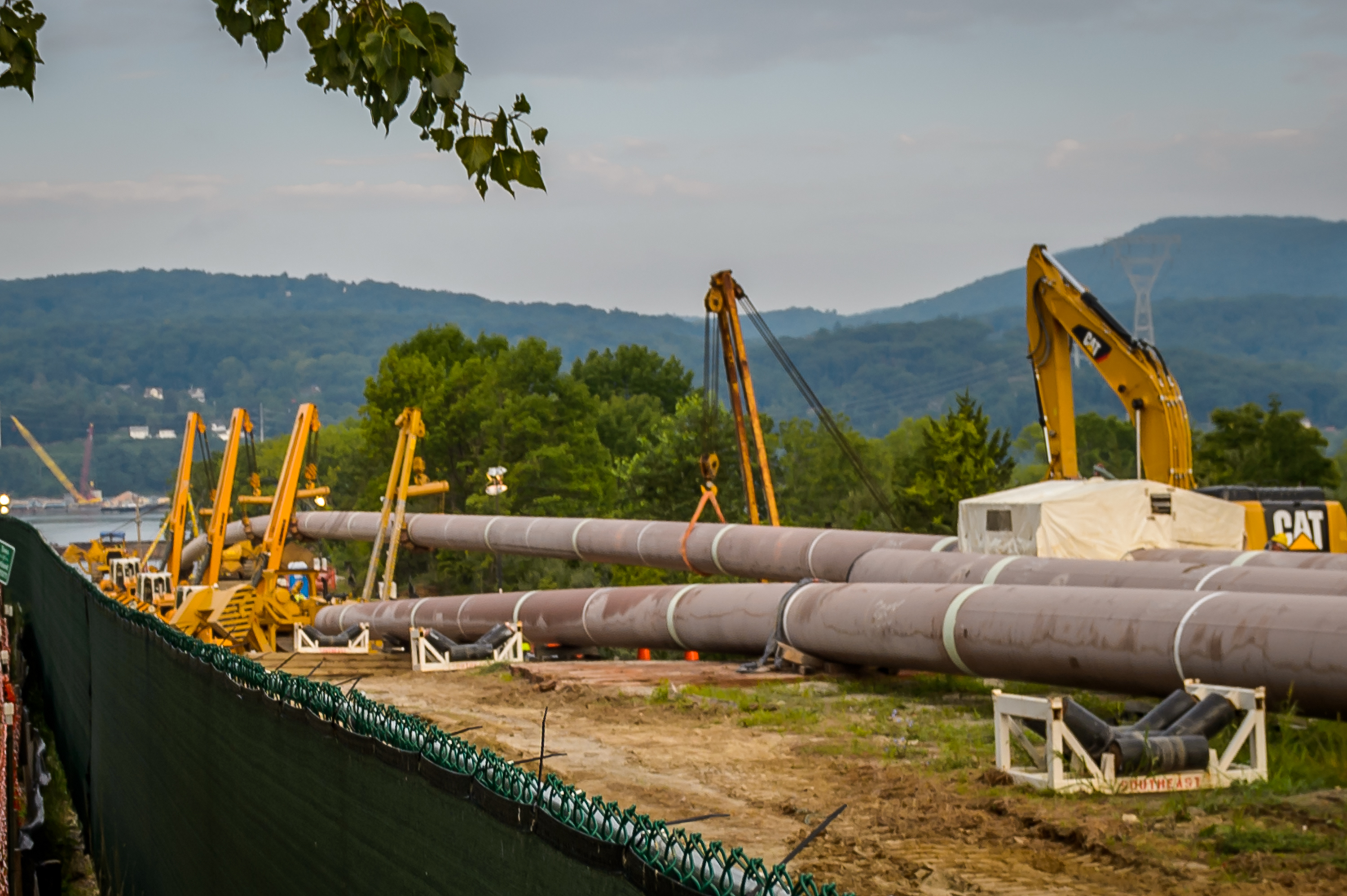 Spectra Energy works on construction of a natural gas pipeline under the Hudson River in Verplanck, New York on August 26, 2016.. CREDIT: Erik McGregor/Pacific Press/LightRocket via Getty Images