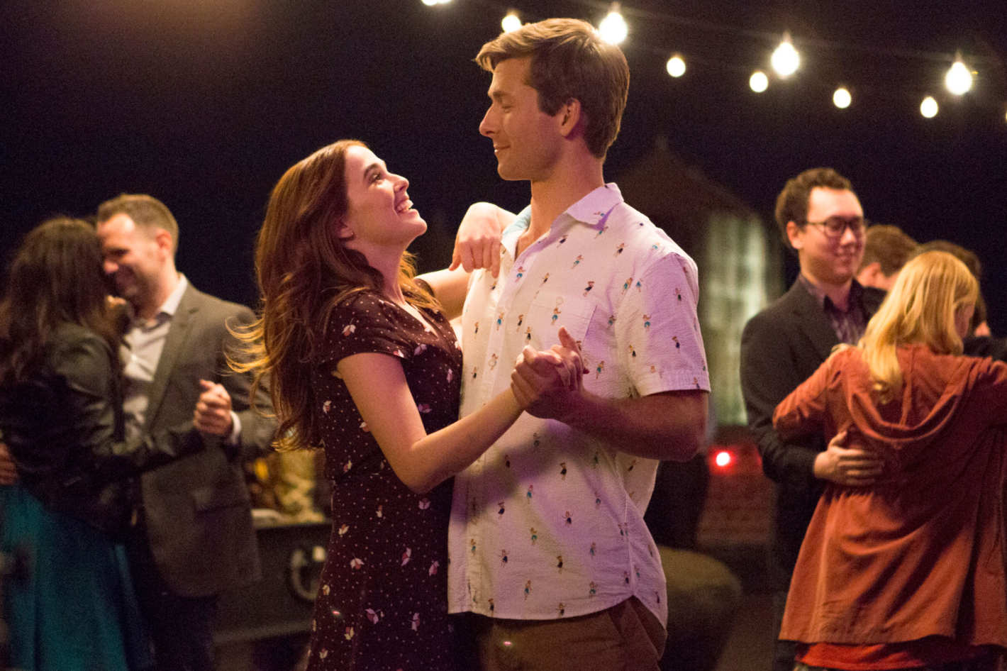Zoey Deutch and Glen Powell in Set It Up. CREDIT: KC Baily/Netflix