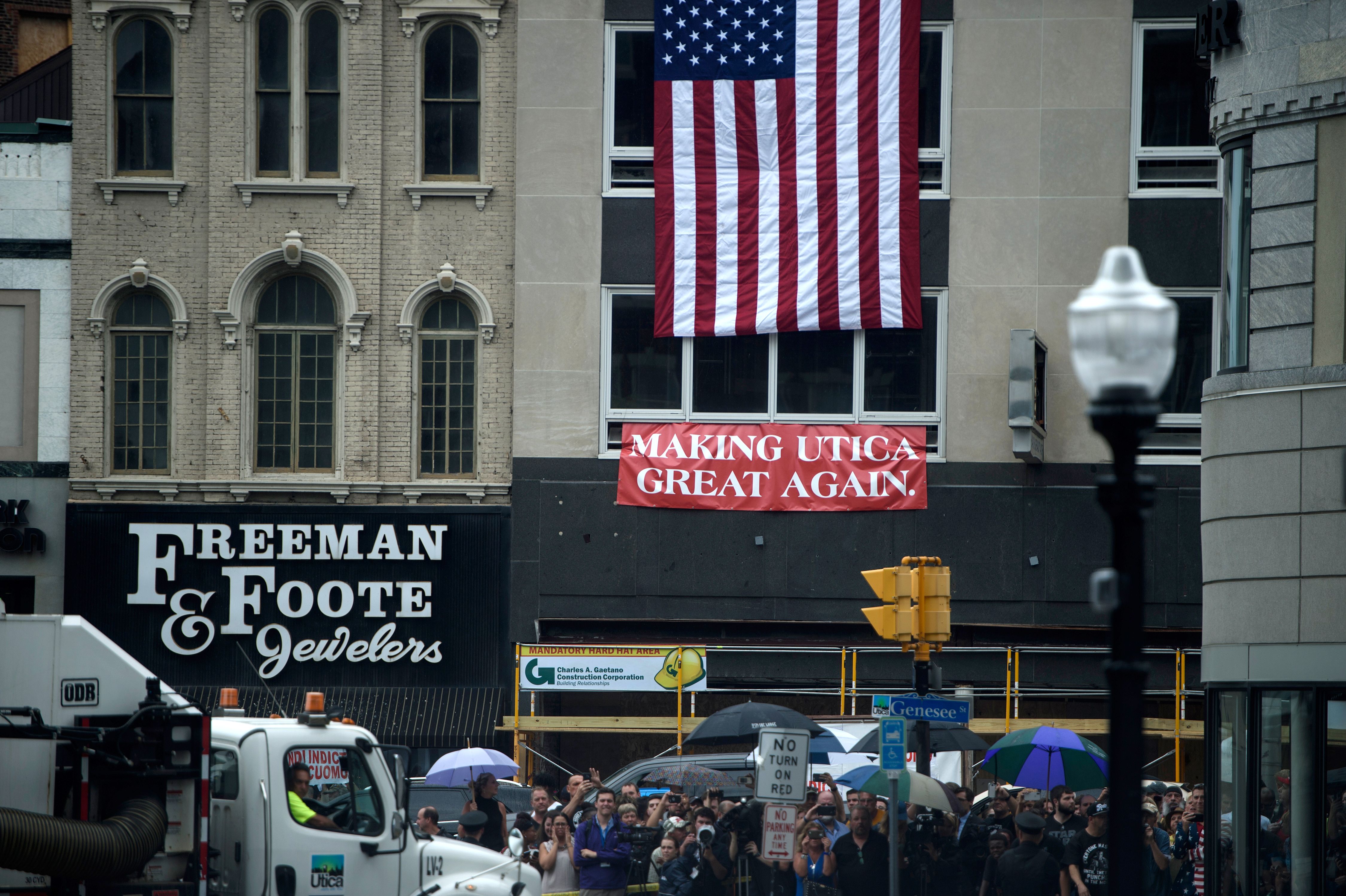 People watch as US President Donald Trump arrives for a fundraiser for US Representative Claudia Tenney on August 13, 2018, in Utica, New York. (Photo by Brendan Smialowski / AFP)