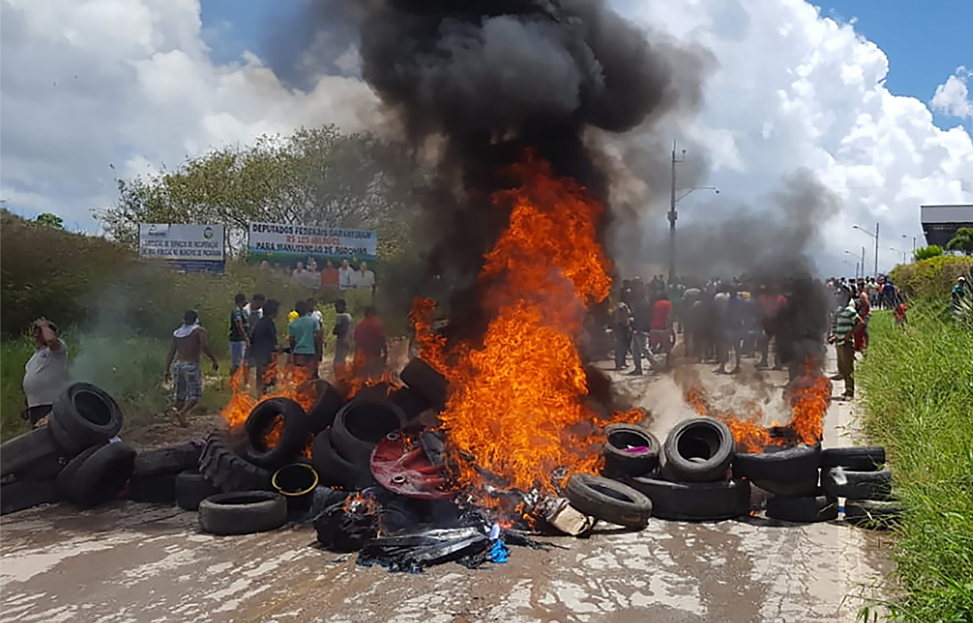 Residents of the Brazilian border town of Pacaraima burn tyres and belongings of Venezuelans immigrants after attacking their two main makeshift camps, leading them to cross the border back into their home country on August 18, 2018. - Brazil will send troops to its border with Venezuela on Monday after residents of Pacaraima drove out Venezuelan immigrants from their improvised camps, amid growing regional tensions. Tens of thousands of Venezuelans have crossed the border into Brazil over the past three years as they seek to escape the economic, political and social crisis gripping their country. (Photo by Isac DANTES / AFP) (Photo credit should read ISAC DANTES/AFP/Getty Images)