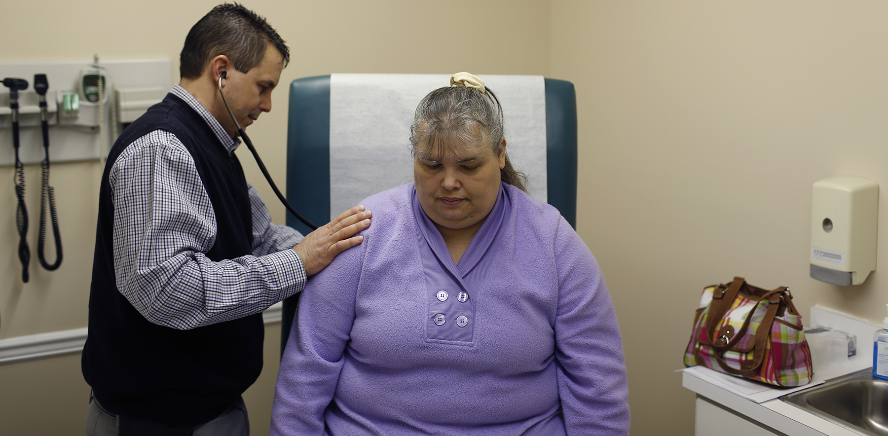 Dr. Derrick Hamilton listens to Breathitt County resident Mary Blair's heartbeat during her appointment at the Breathitt County Family Health Center on Tuesday, January 21, 2014 in Jackson, Ky. (Photo Credit: Luke Sharrett/For The Washington Post via Getty Images)