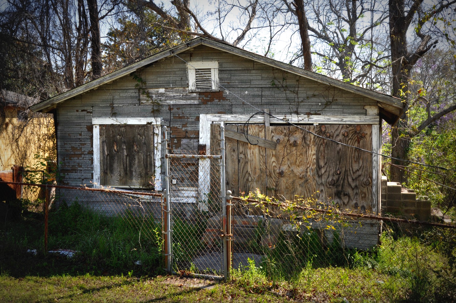 An abandoned house in Africatown. CREDIT: Leigh T. Harrell