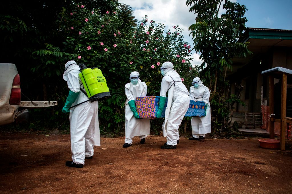 Health workers carry out the body of a patient with unconfirmed Ebola virus on August 22, 2018 in Mangina, near Beni, in the North Kivu province of the Democratic Republic of Congo. (Photo credit: JOHN WESSELS/AFP/Getty Images)