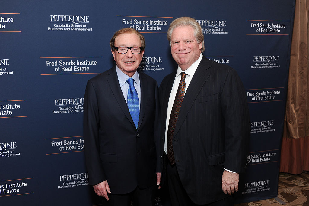 Elliott Broidy (right) at a 2015 dinner