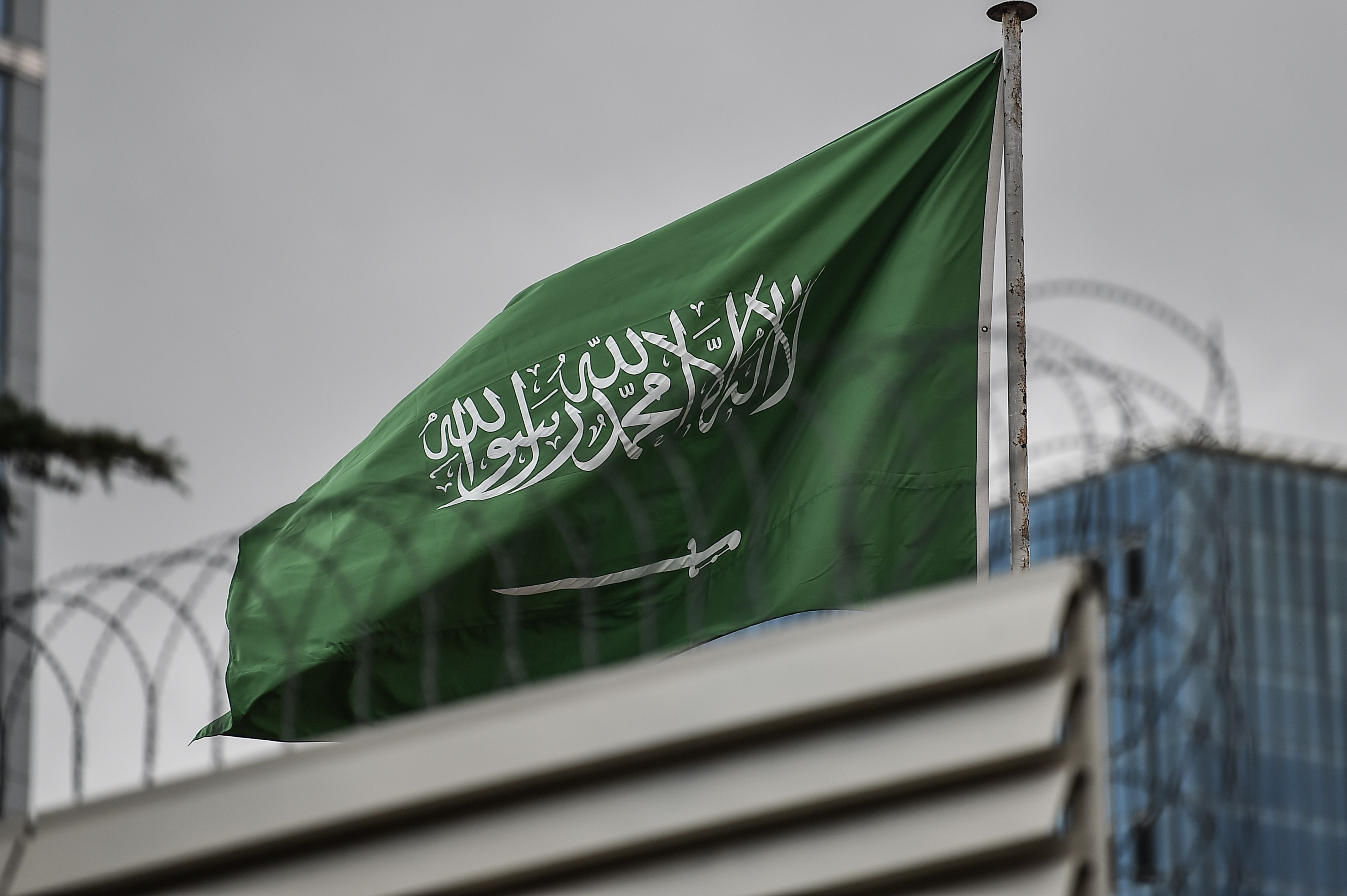 A Saudi Arabian flag flies at the Saudi Arabian consulate in Istanbul on October 8, 2018. (Credit: OZAN KOSE/AFP/Getty Images)