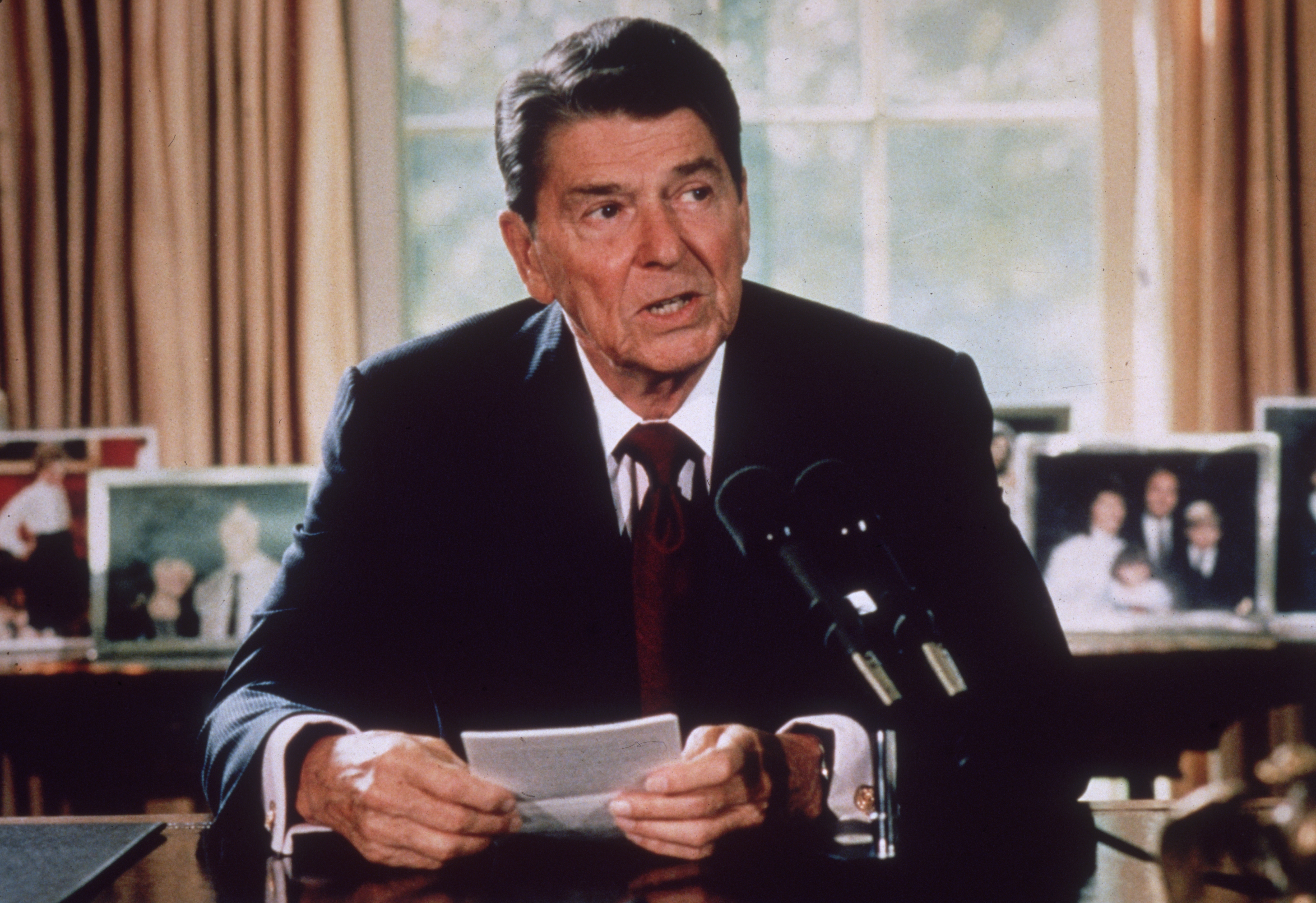 circa 1985: American president Ronald Reagan makes an announcement from his desk at the White House, Washington DC. (Photo by Hulton Archive/Getty Images)