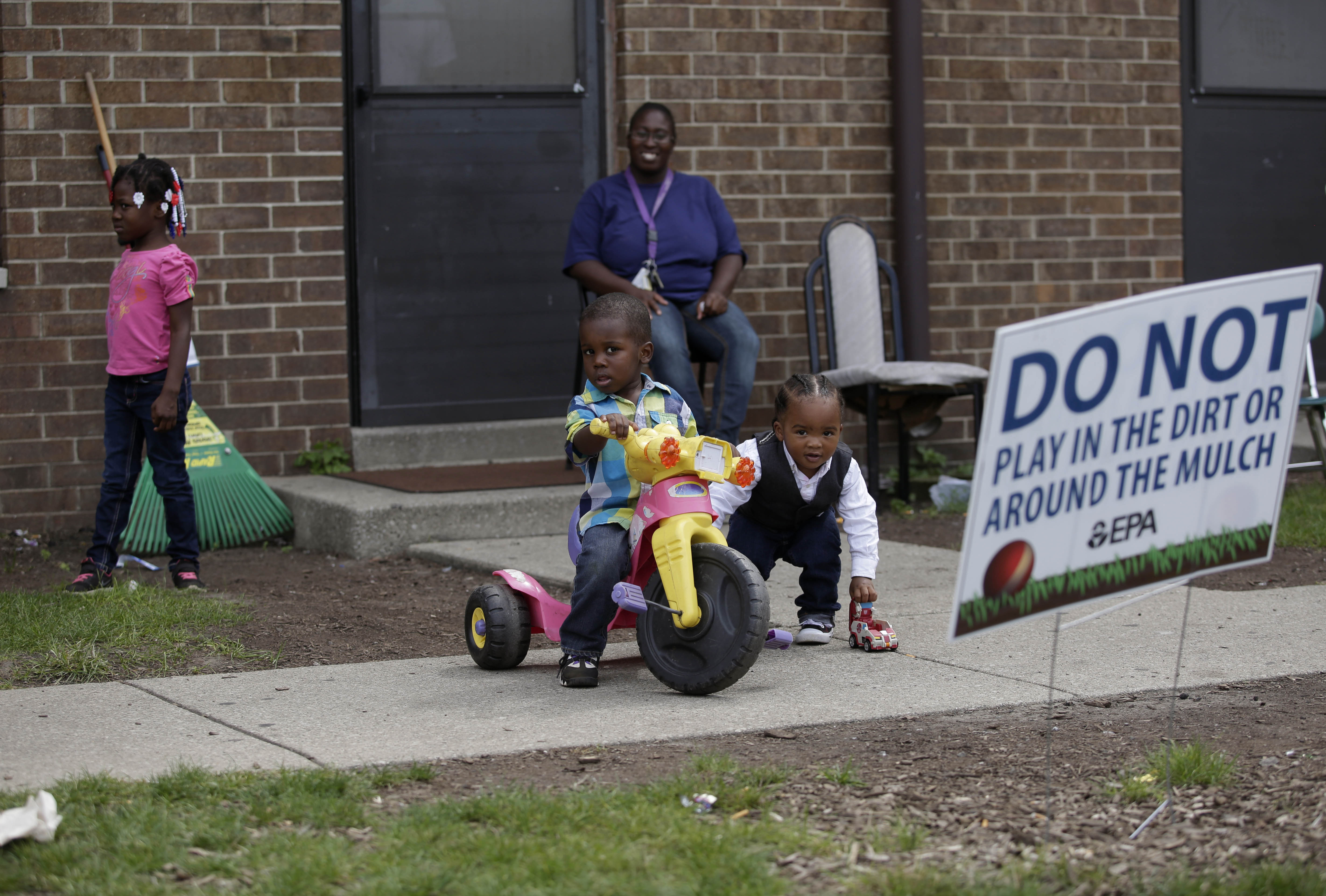 Children play at a housing complex in East Chicago, Indiana. The soil at the complex has been found to contain high levels of lead and arsenic. CREDIT: Joshua Lott/Getty Images