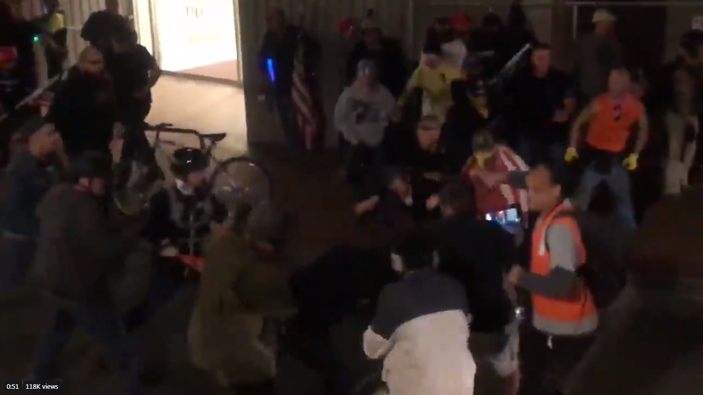 Protesters clash in Portland during far-right demonstration (Credit: Screenshot, Twitter,
@itsmikebivins)