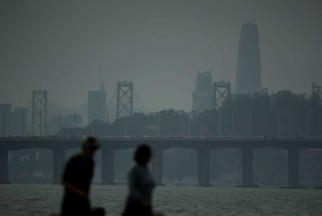 A smoky haze obstructs the view of the San Francisco skyline. (CREDIT: Justin Sullivan/Getty Images)