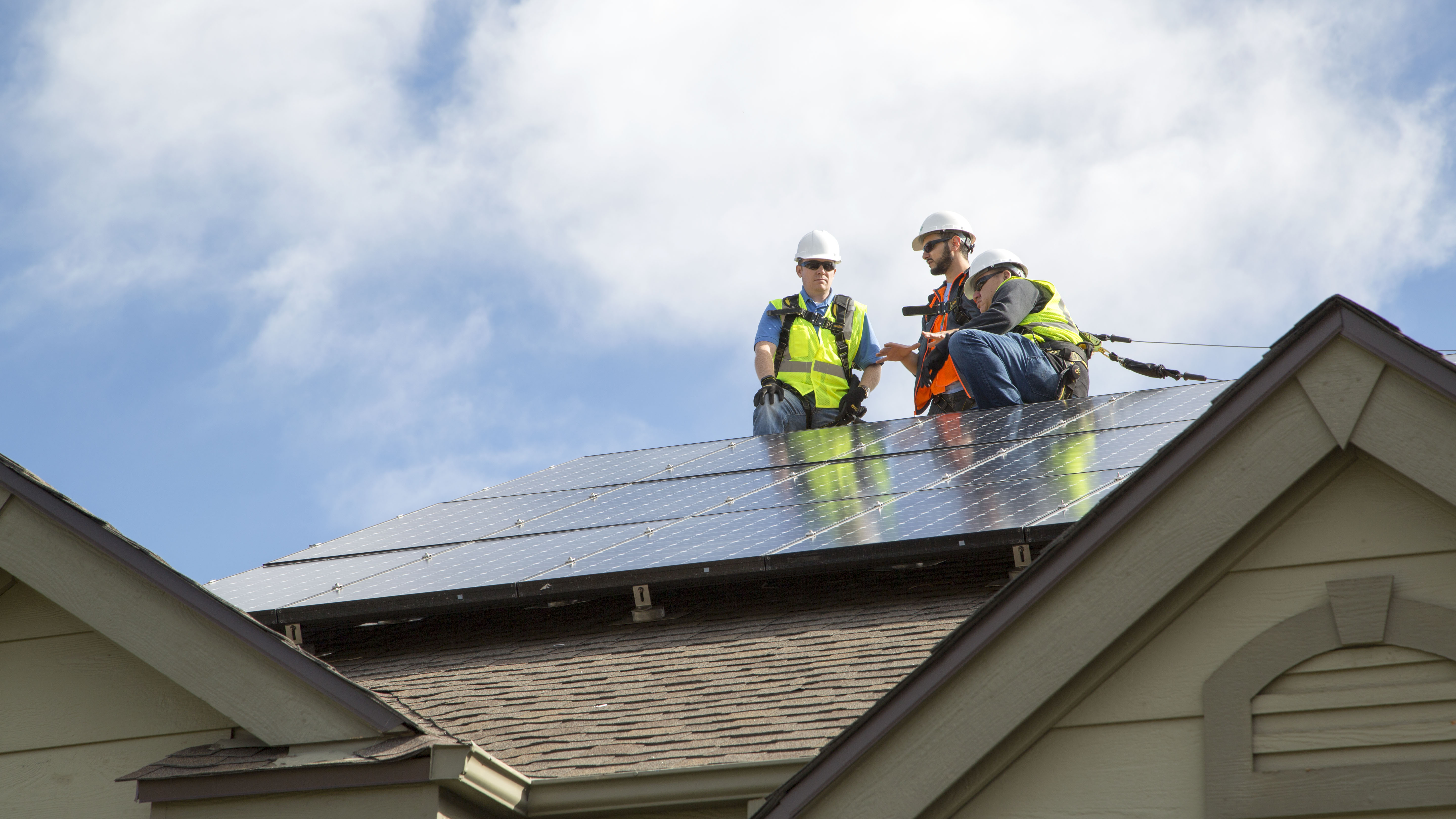 U.S. Department of Energy’s National Renewable Energy Laboratory teamed up with GRID Alternatives to provide training in solar installation to members of five Indian tribes. Credit: U.S. Department of Energy