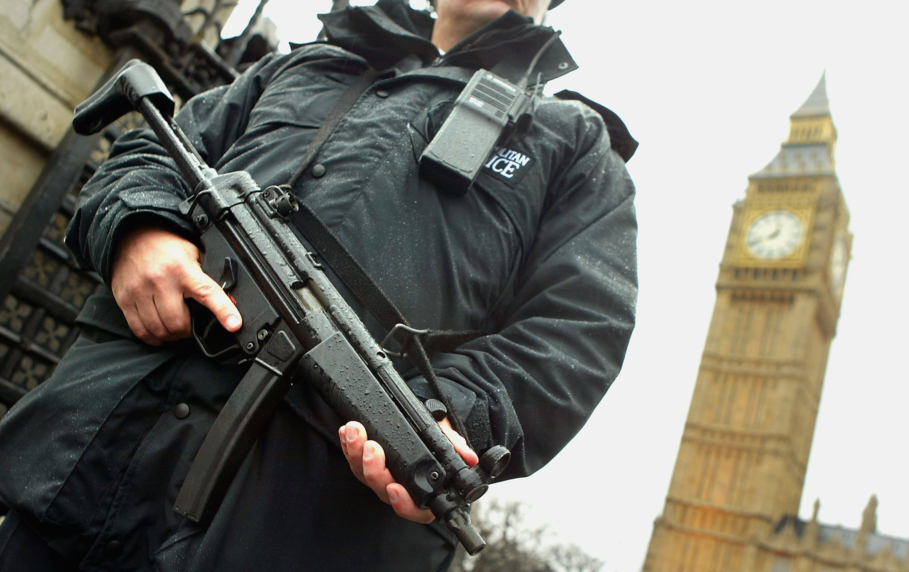 LONDON - NOVEMBER 17: An armed British police officer stands gaurd outside the Houses of Parliament on November 17, 2003 in London. Credit: Scott Barbour/Getty Images