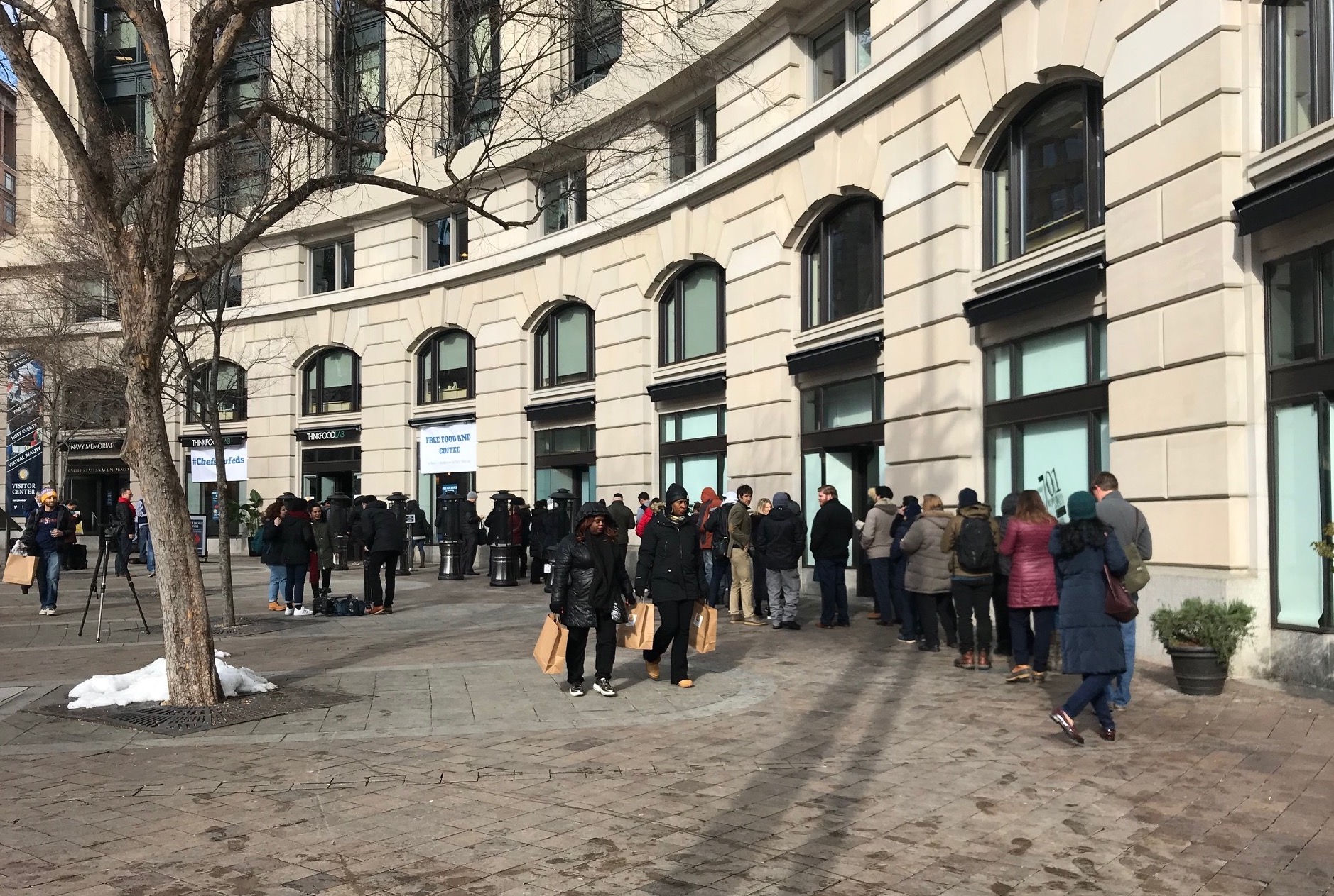 Federal workers are in line for free lunch on January 16, 2019. (CREDIT: Casey Quinlan)