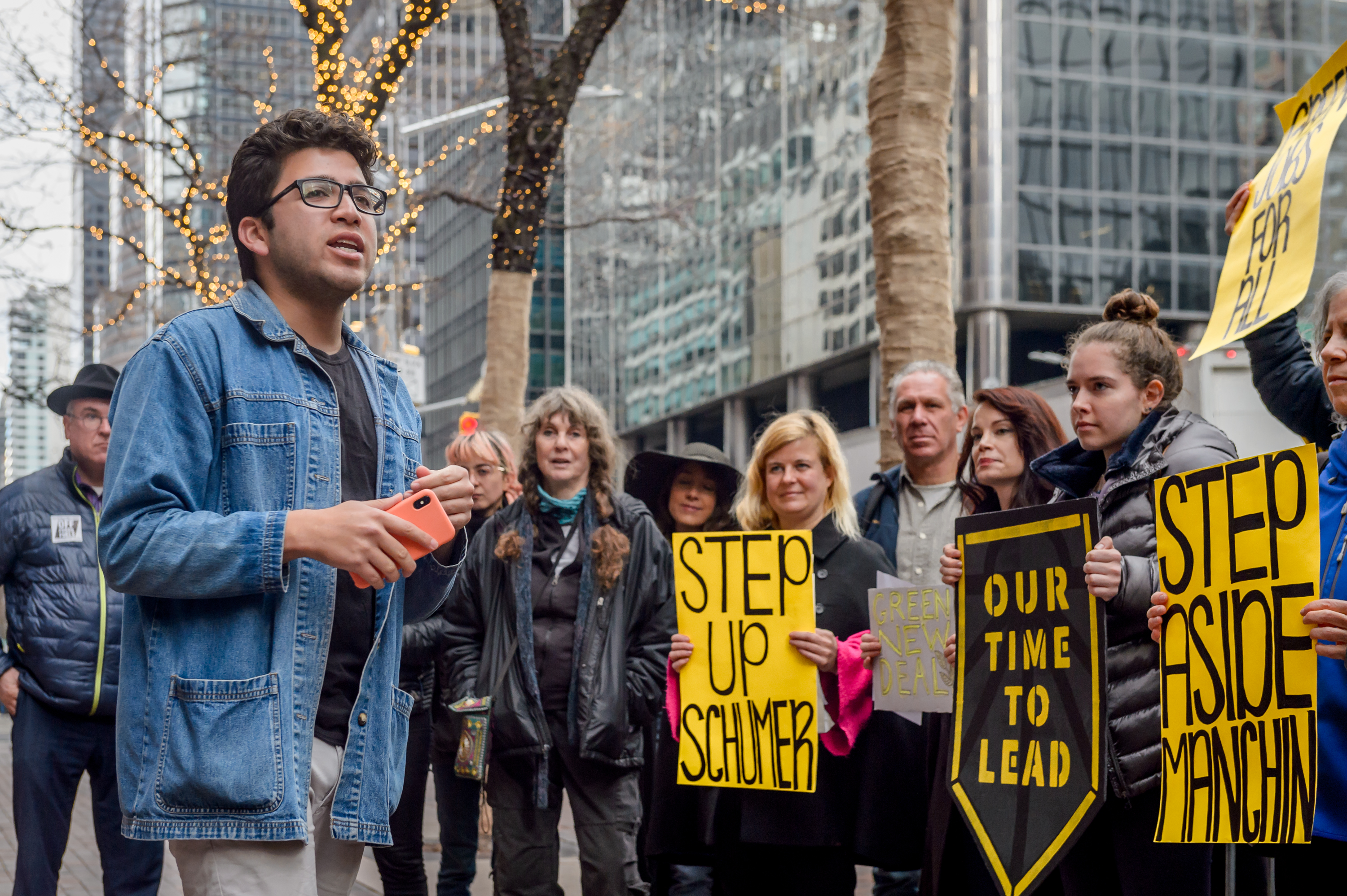 Members of the Sunrise Movement and proponents of climate science. CREDIT: Erik McGregor/Pacific Press/LightRocket via Getty Images
