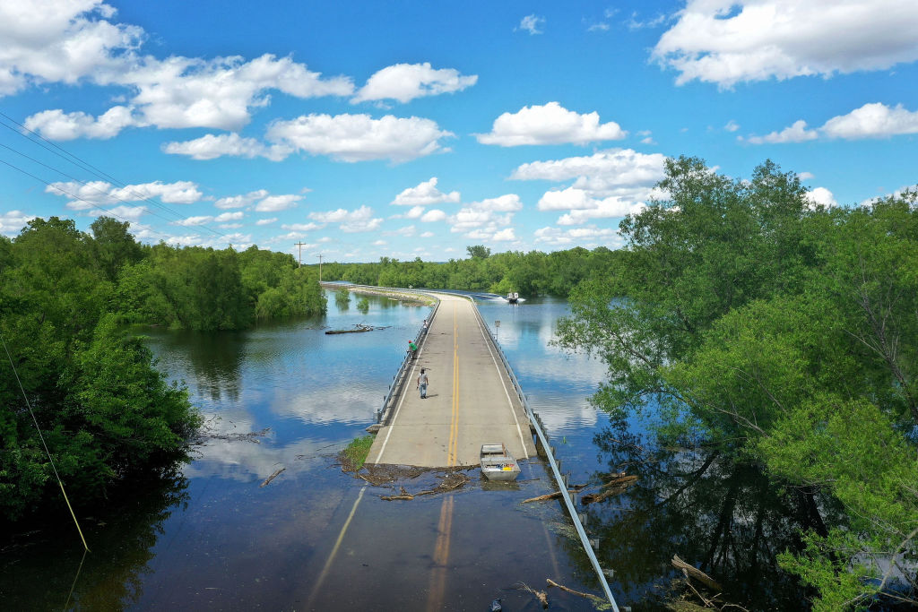 Floodwater from the Mississippi River cuts off the roadway from Missouri into Illinois at the states' border on May 30, 2019 in Saint Mary, Missouri. (Photo credit: Scott Olson/Getty Images)