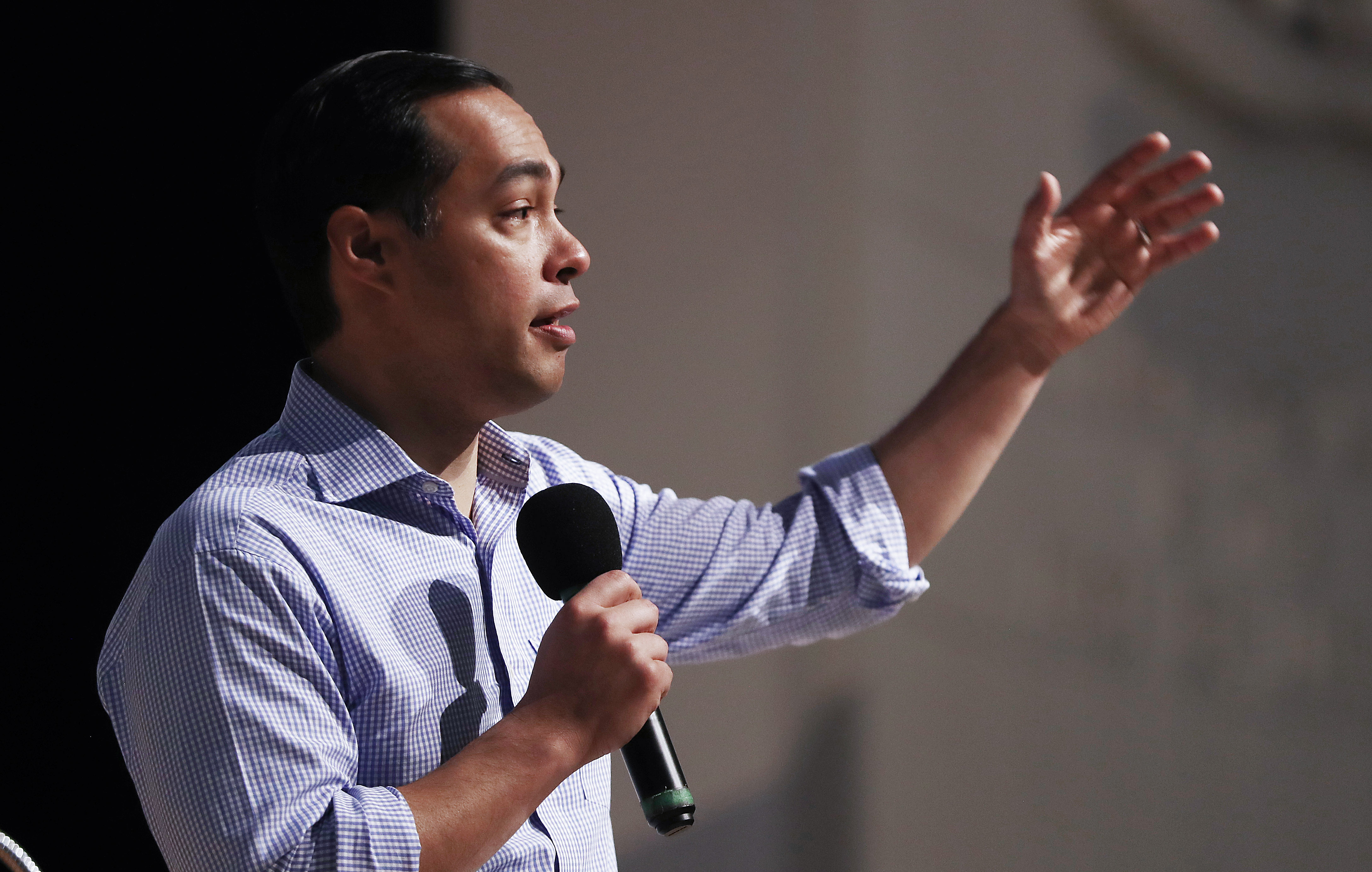 Democratic presidential candidate Julian Castro speaks at Bell Gardens High School, in Los Angeles county, on March 4, 2019 in Bell Gardens, California. Castro, who served as Secretary of Housing and Urban Development (HUD) under President Barack Obama, is aiming to become the country's first Latinx president. (Photo by Mario Tama/Getty Images)