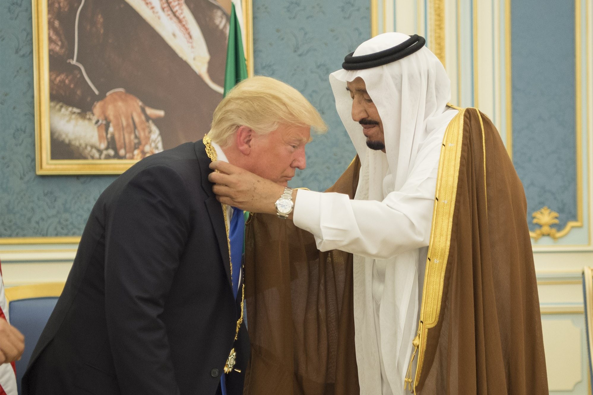RIYADH, SAUDI ARABIA - MAY 20: Saudi Arabia's King Salman bin Abdulaziz Al Saud (R) presents state medal to U.S. President Donald Trump (L) at Al-Yamamah Palace in Riyadh, Saudi Arabia on May 20, 2017. Credit: Bandar Algaloud / Saudi Royal Council / Handout/Anadolu Agency/Getty Images