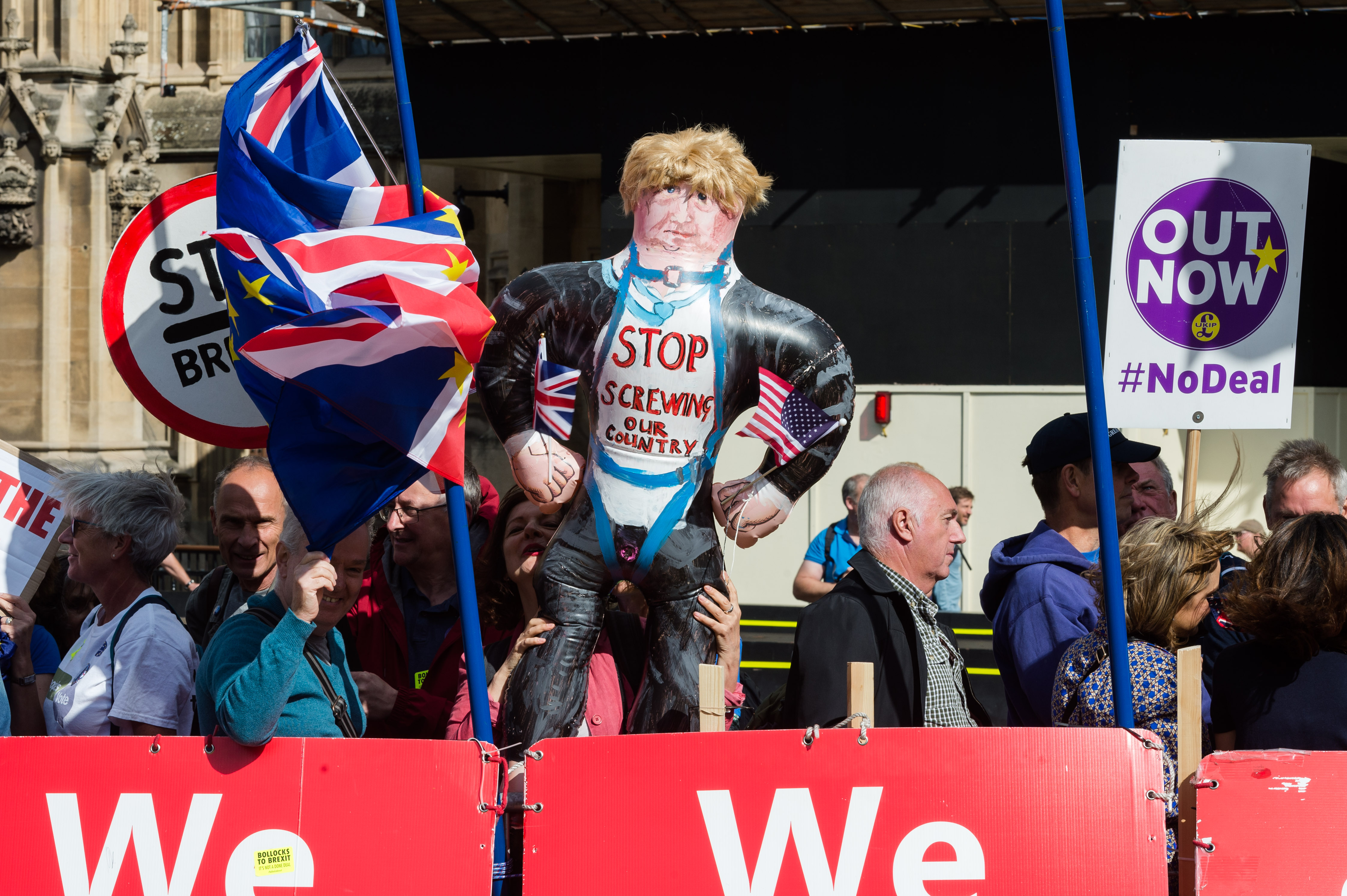 LONDON, UNITED KINGDOM - SEPTEMBER 04: Pro and anti-Brexit demonstrators protest outside the Houses of Parliament in London on 04 September 2019 in London, England. Boris Johnson's govenment has lost a crucial vote yesterday as MPs voted to take control of the Commons agenda in an effort to prevent the UK leaving the EU on 31 October without a deal. (Photo credit should read Wiktor Szymanowicz / Barcroft Media via Getty Images)